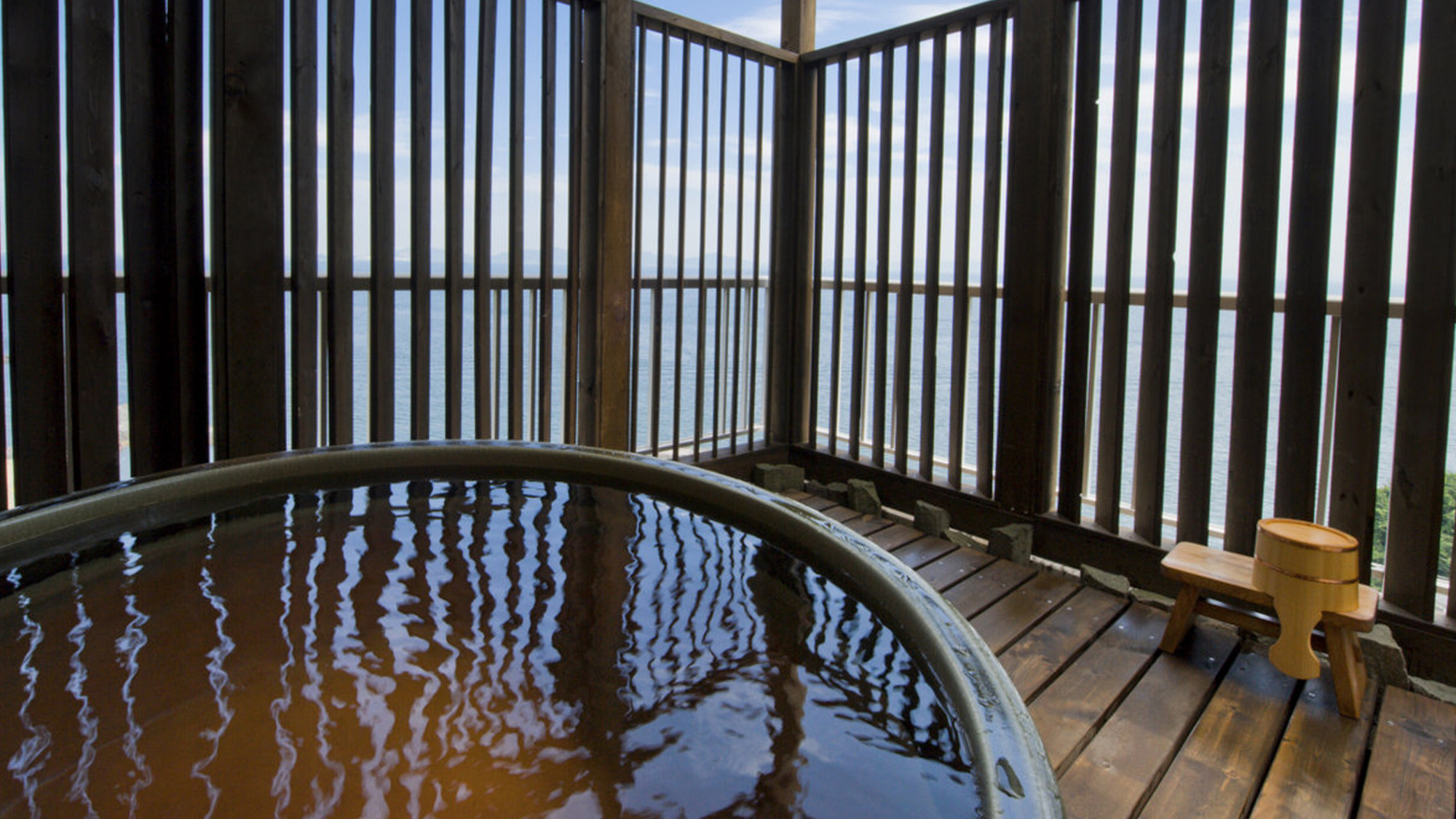 【１室限定　露天風呂付きパノラマ和室】プライバシー保護と転落防止の安全を重視した設計です