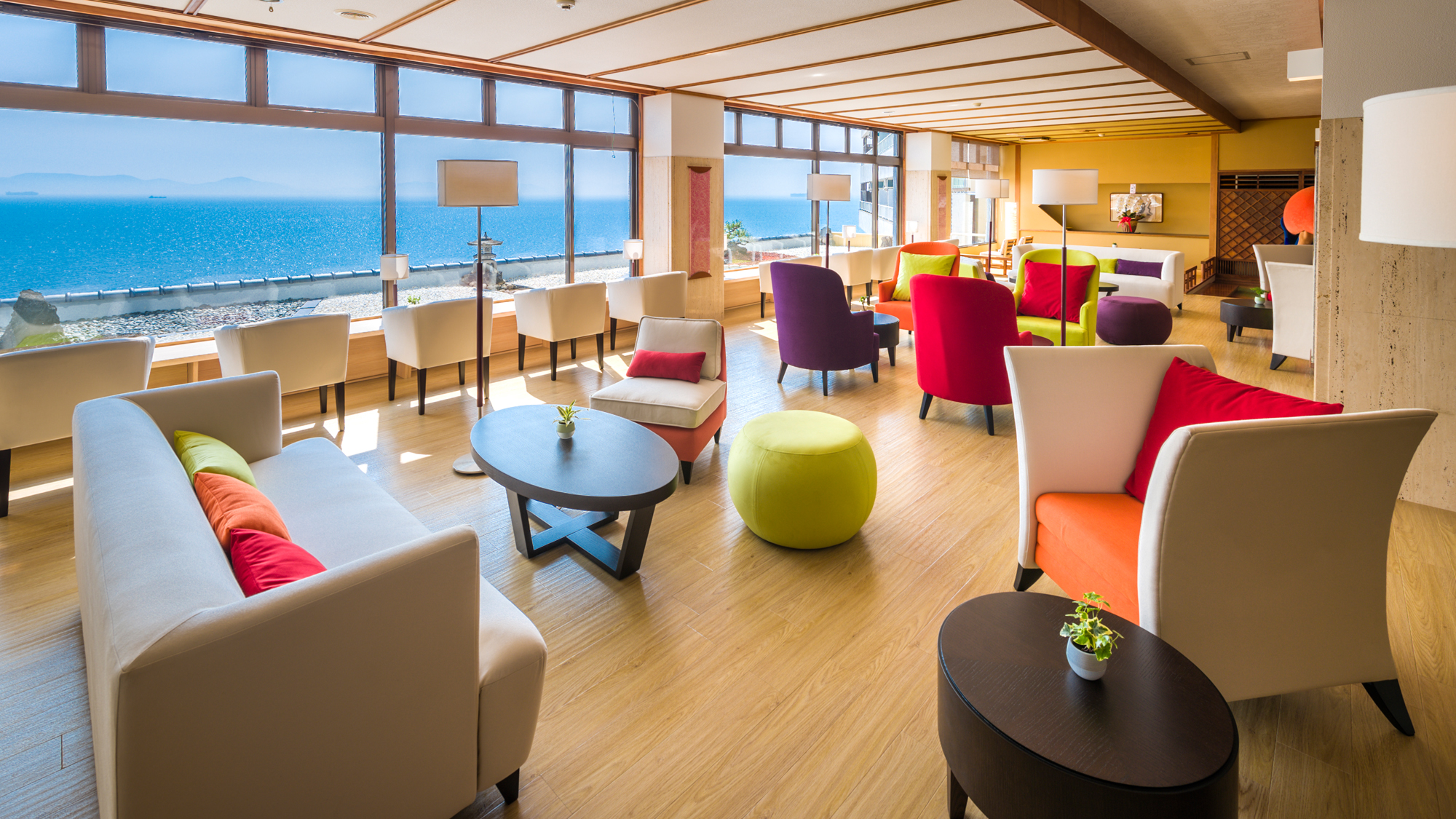 【２F　ロビー】波の穏やかな三河湾が眼前に拡がる、明るく開放的でPOPな雰囲気の居心地良いロビーです