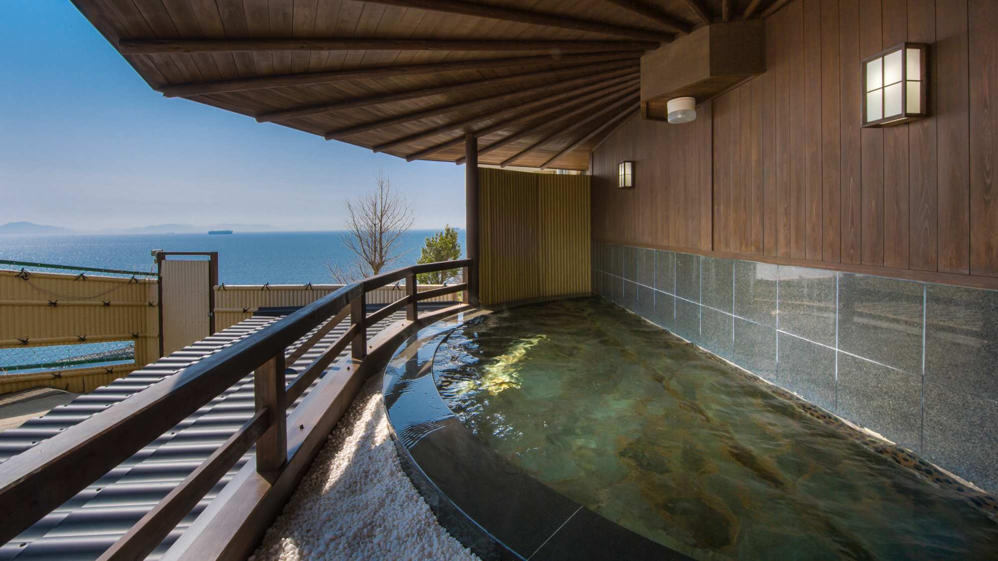 【露天風呂　天祥の湯】風光明媚な三河湾を一望できます　※「大浴場　総檜風呂」からご利用いただけます