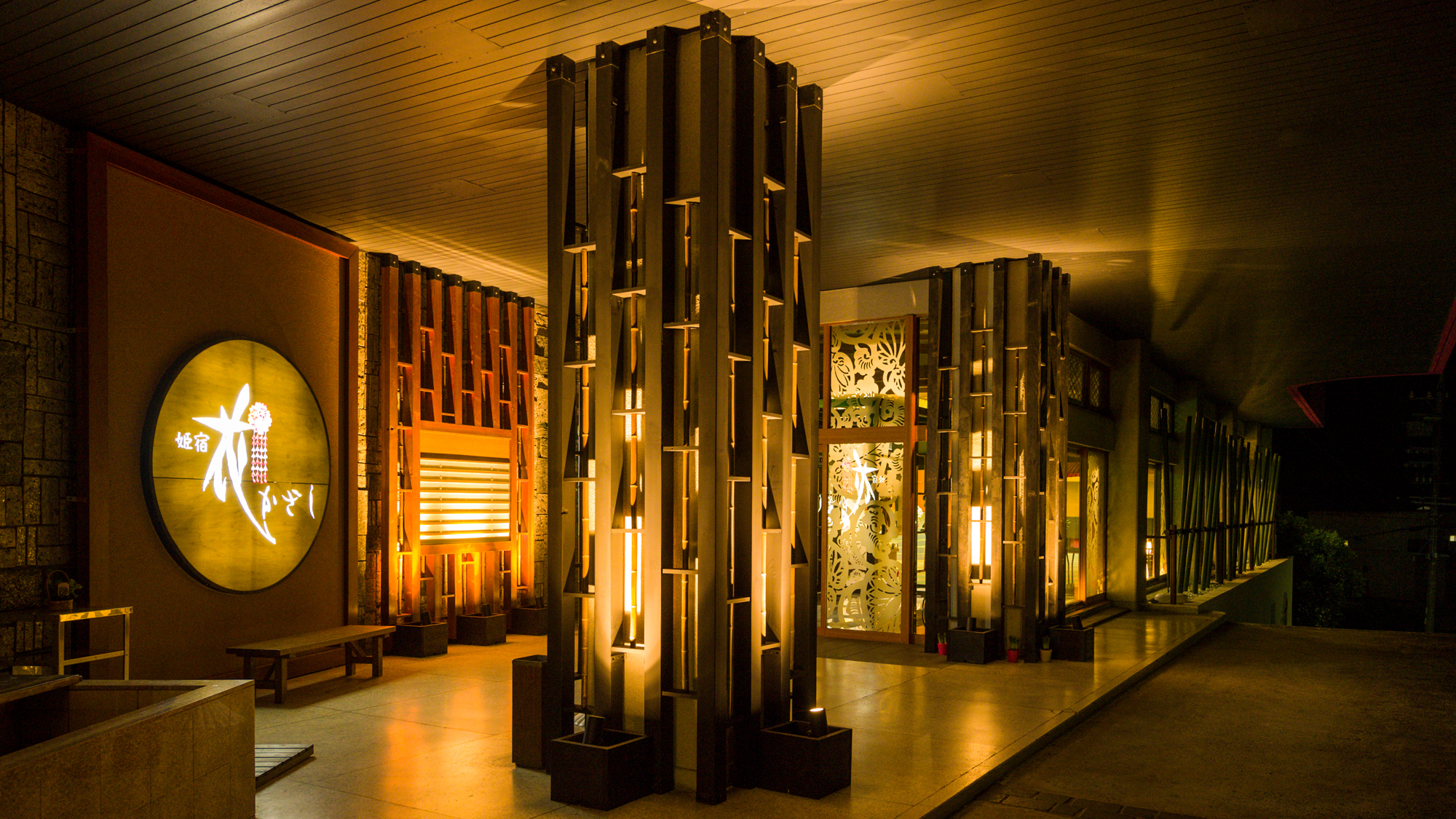 【２F　エントランス】シックなエントランスはこれから始まる非日常へと自然に誘います