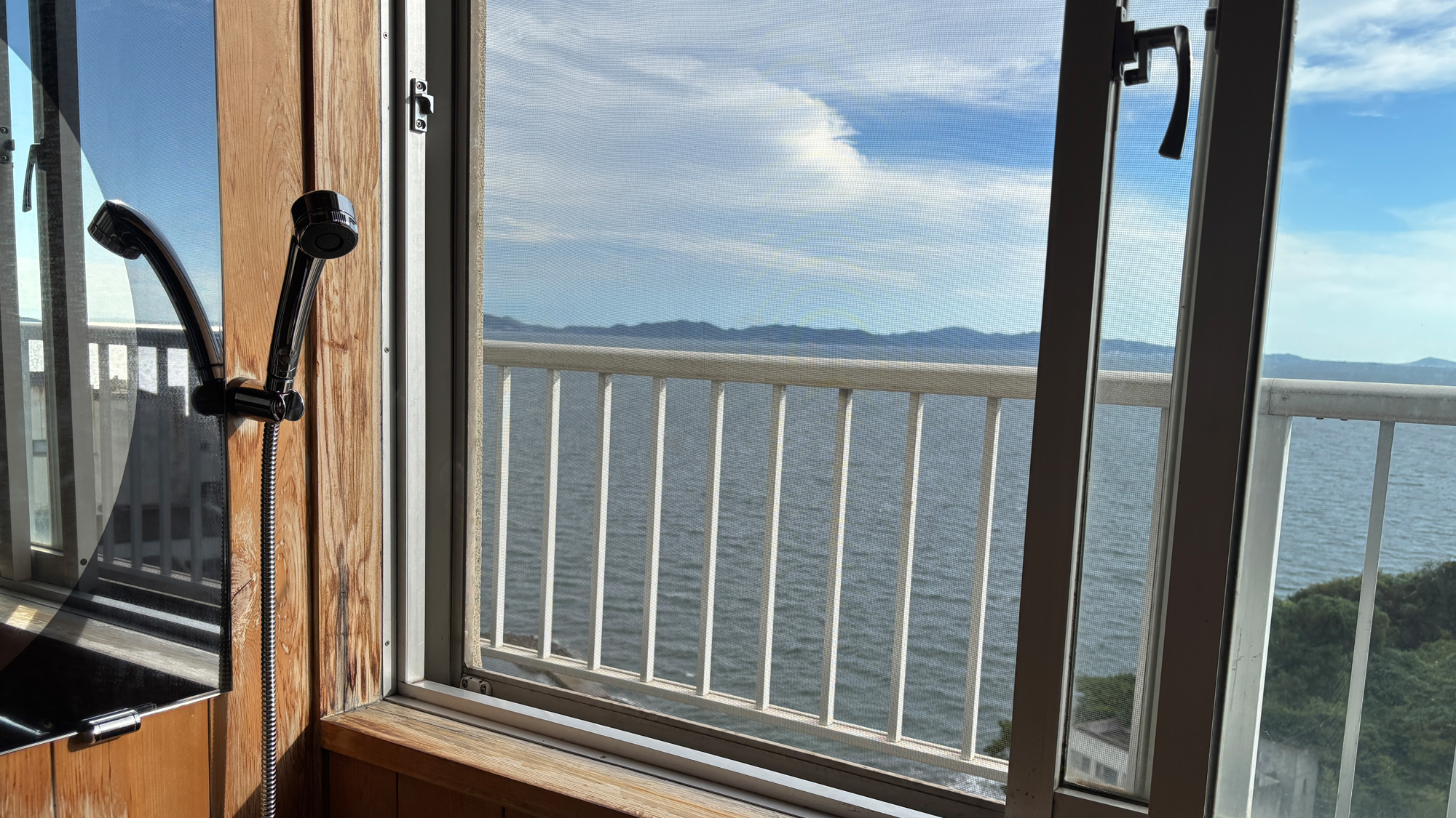 【１室限定　露天風呂付きパノラマ和室】コンパクトな檜の半露天風呂も付いています