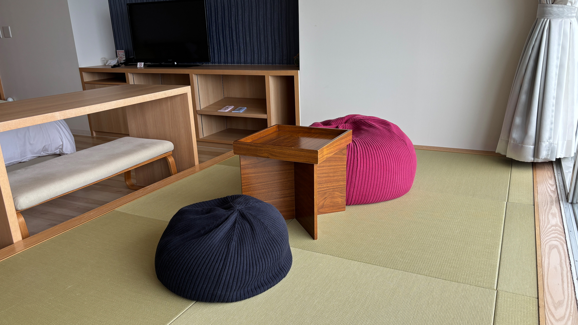 【和モダン　スイート】湯上りや食事後にのんびりできる寛ぎスペースを広く取った北欧風和モダンルームです