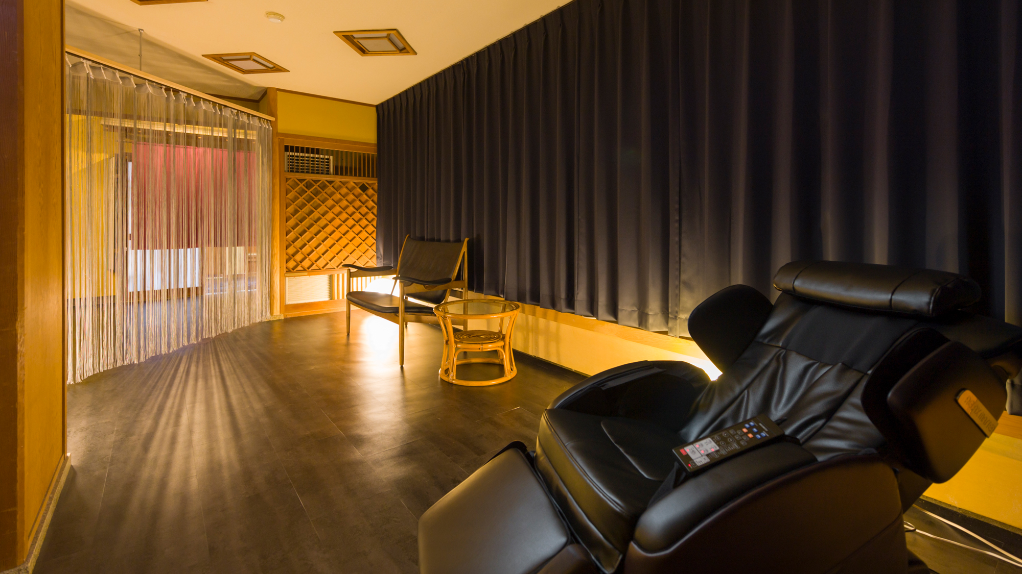 【湯上り処】マッサージチェアーを完備　温泉で血流が促進されているため、より高い効果を期待できます