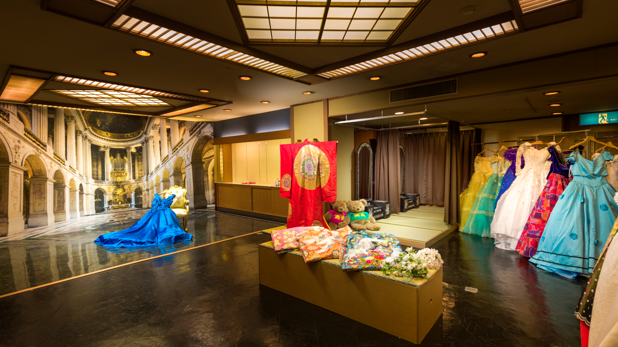 【２F　姫宿写真館】ドレスやタキシードでお姫様、王子様に変身できます　※15時30分から17時まで