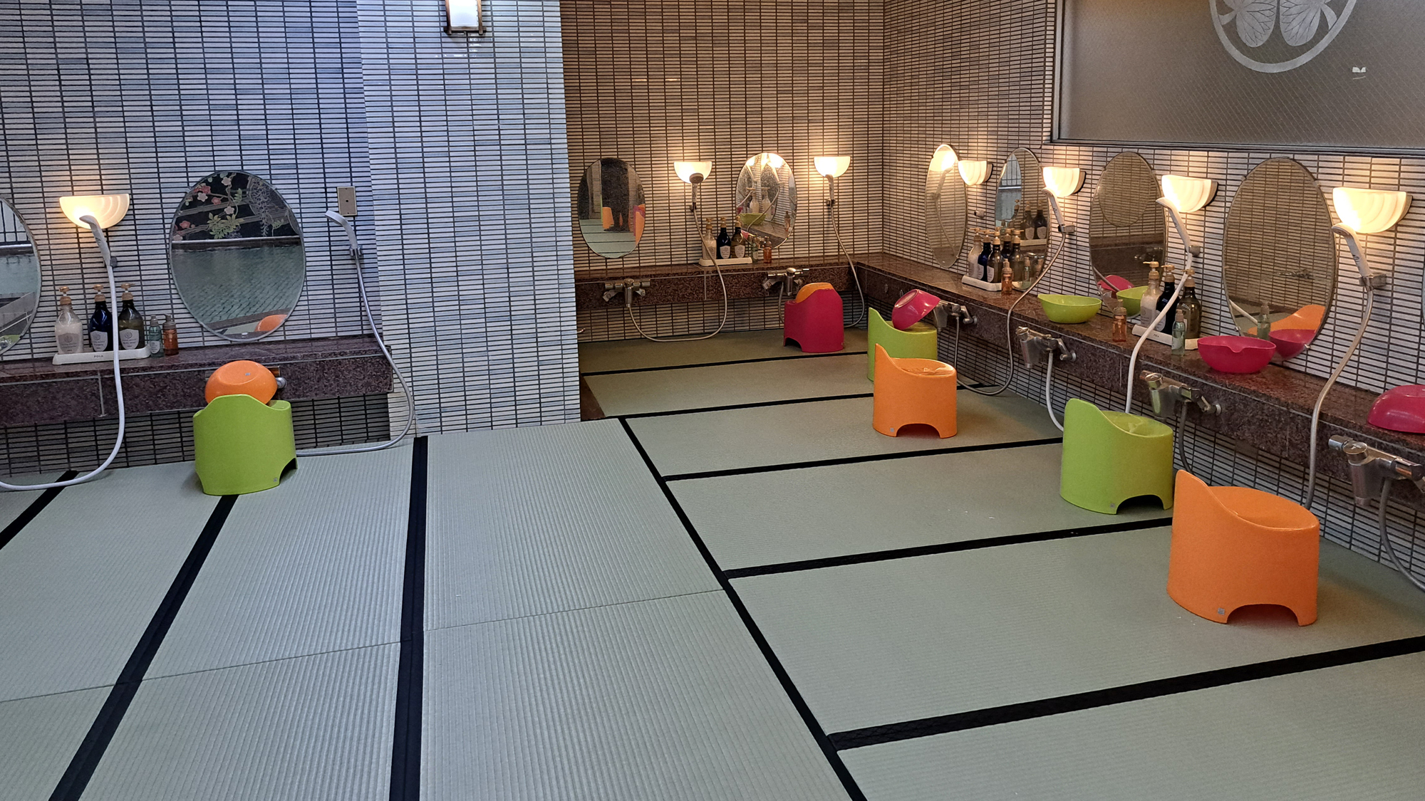 【大浴場　畳風呂】寒い時期でも冷たいタイルの床とは違い、保温性があるので冷えを感じさせにくいです