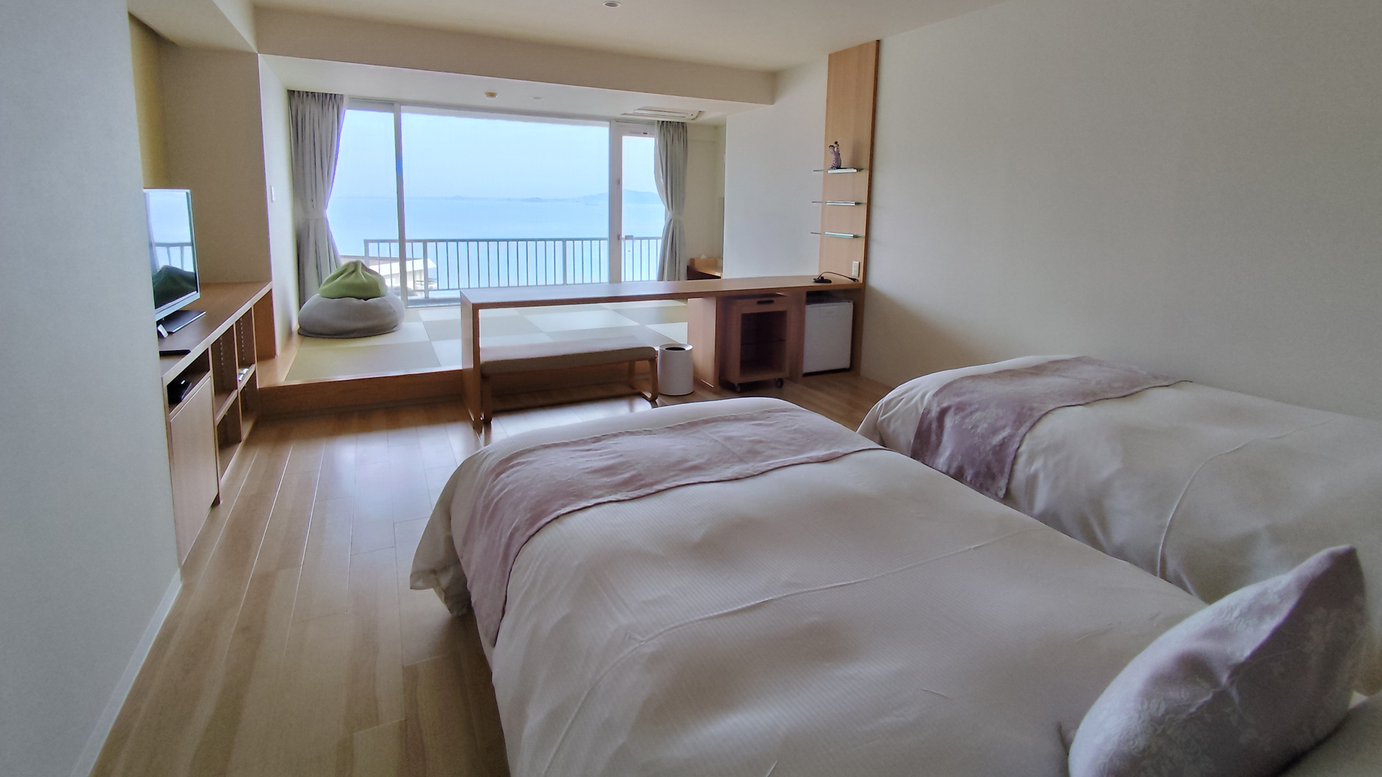 【和モダン　スイート】ゆったりとお休みいただけるセミダブルロングベッドを２台備えています