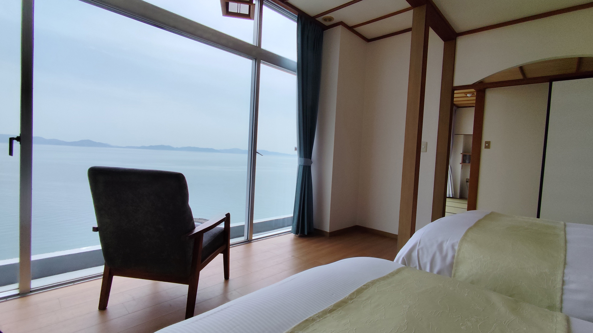 【３室限定　和モダン　デラックス】穏やかに波打つ三河湾が目の前に広がるゆっくりとした時間を過ごせます