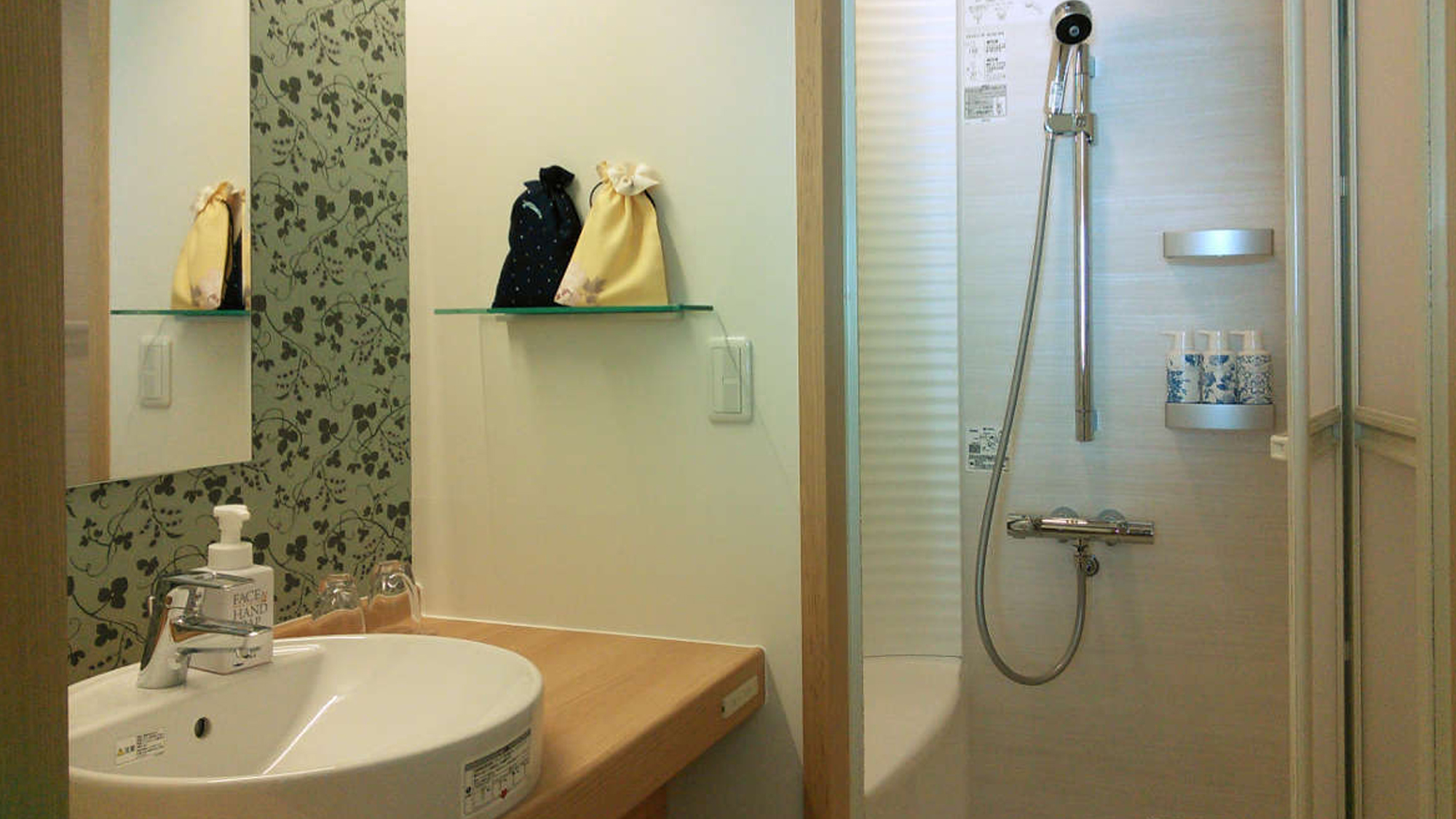 【和モダン　スイート】寝る前や出発前にさっぱりしたい時にリフレッシュできるシャワールーム完備です