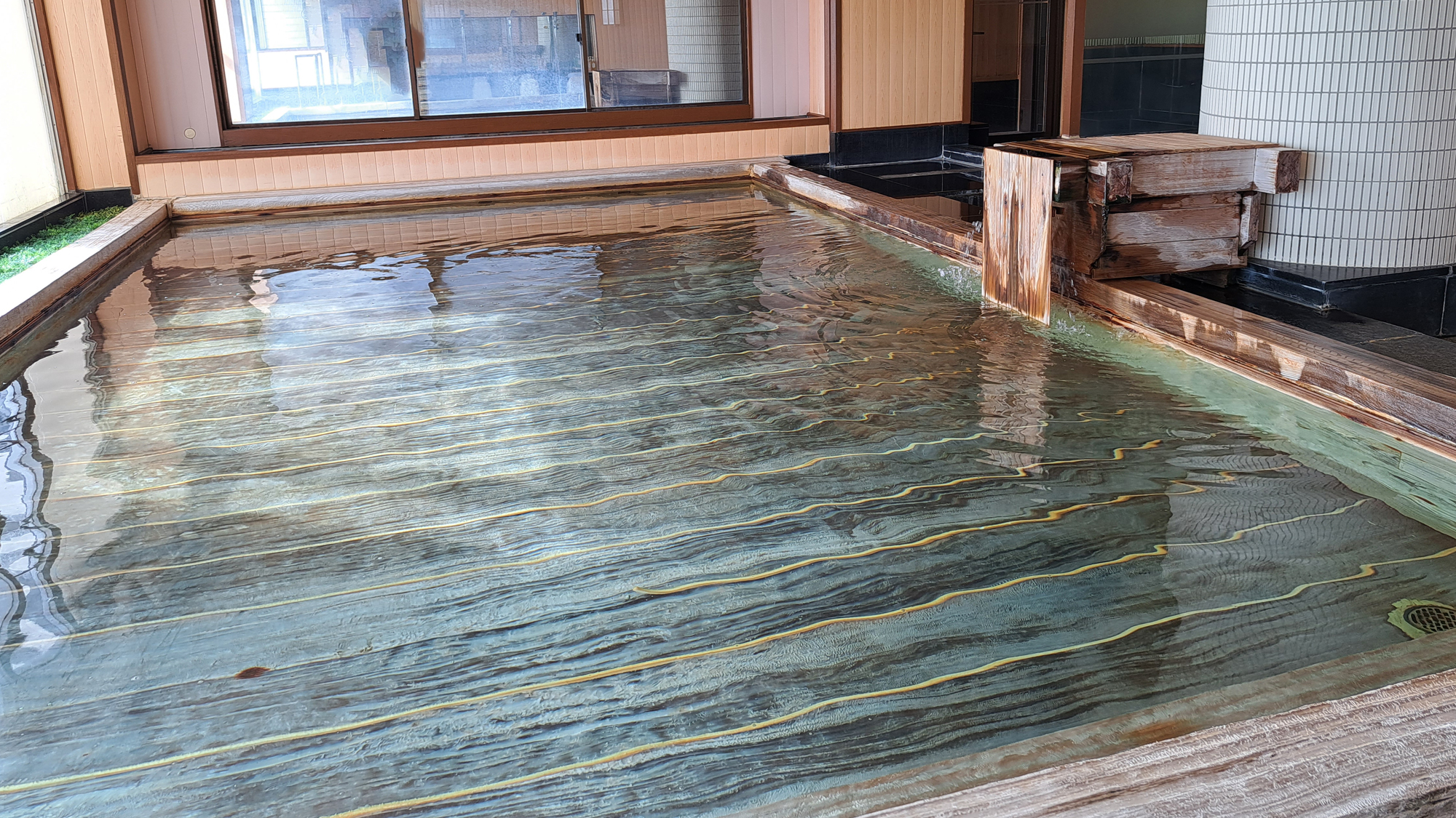 【大浴場　総檜風呂】木ならではの温もりとやわらかな蒲郡の名湯「美白泉」が心地良い湯浴みをもたらします