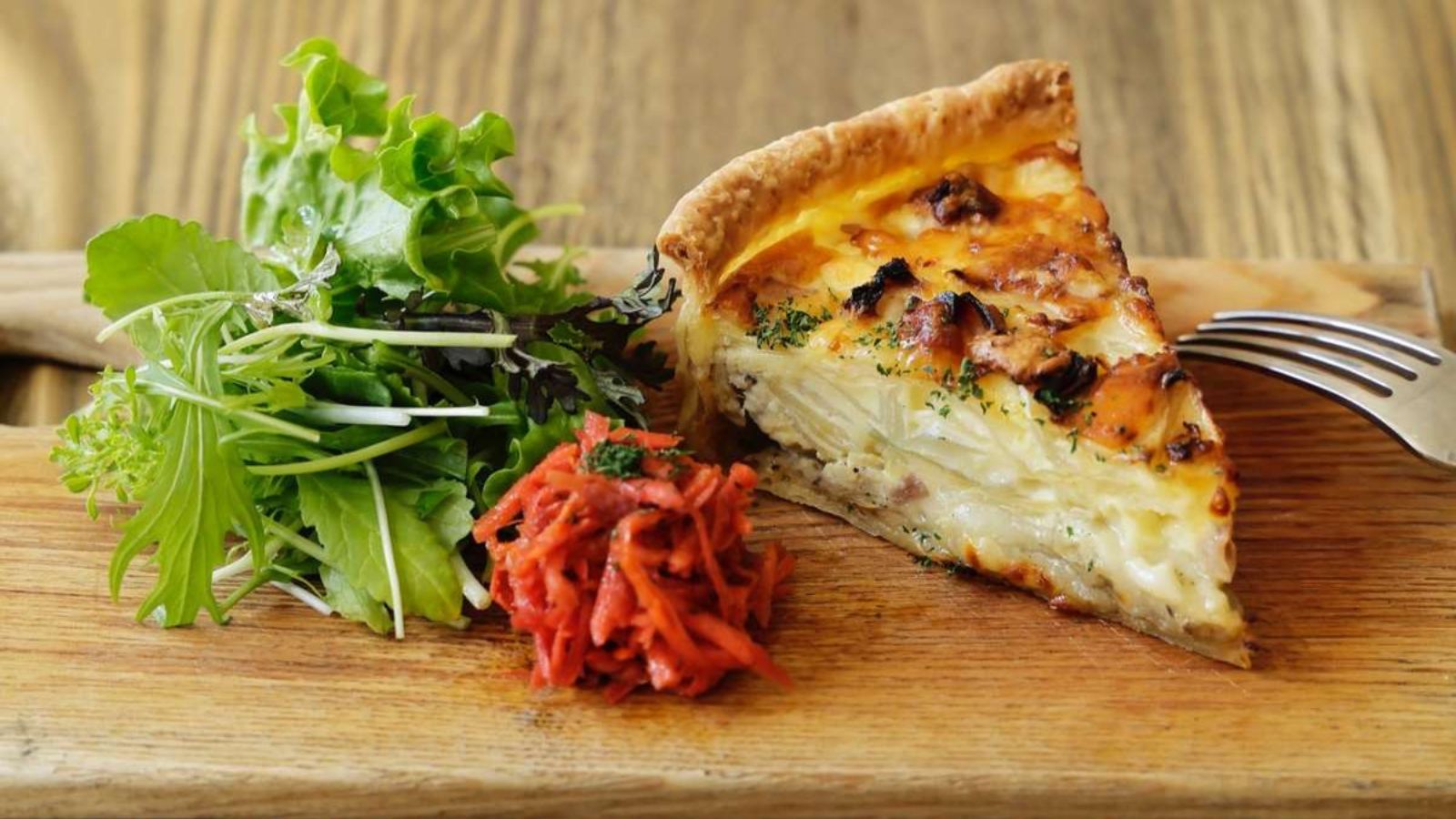 くさなぎ農園の卵を使用。旬のお野菜やベーコンなどが入り、卵の旨味を生かしたキッシュとなります。