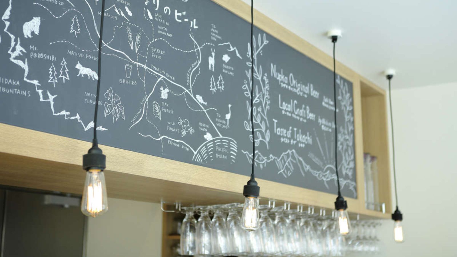 1Fのカフェ/バーにて、十勝大麦100%のオリジナルクラフトビールをお楽しみいただけます。