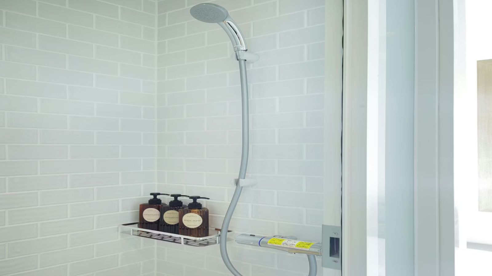 シャワーブースにはシャンプー/コンディショナー/ボディーソープをご用意。