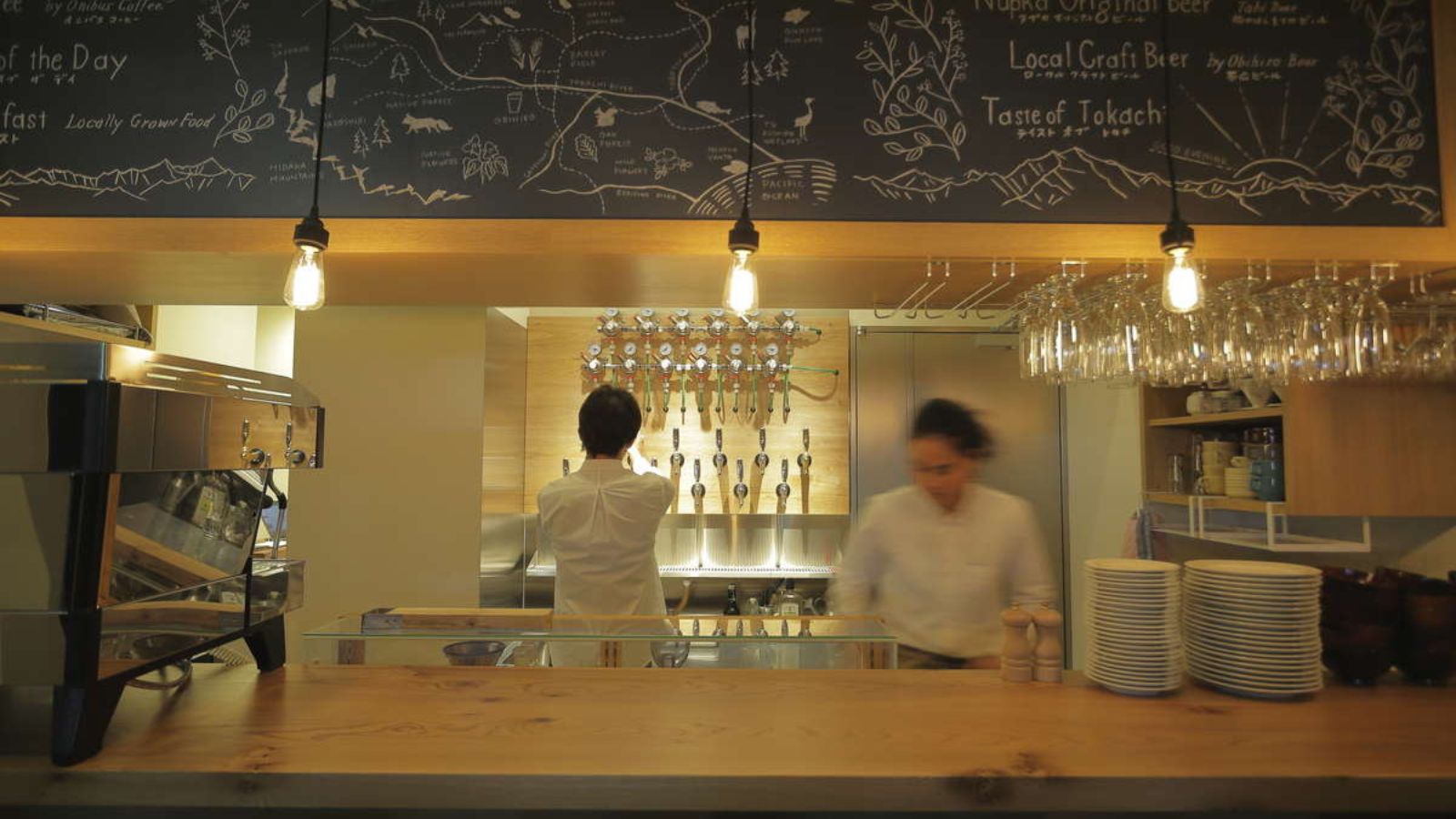 『CAFE&BAR NUPKA』では十勝士幌産大麦100%のオリジナルクラフトビールをご用意。