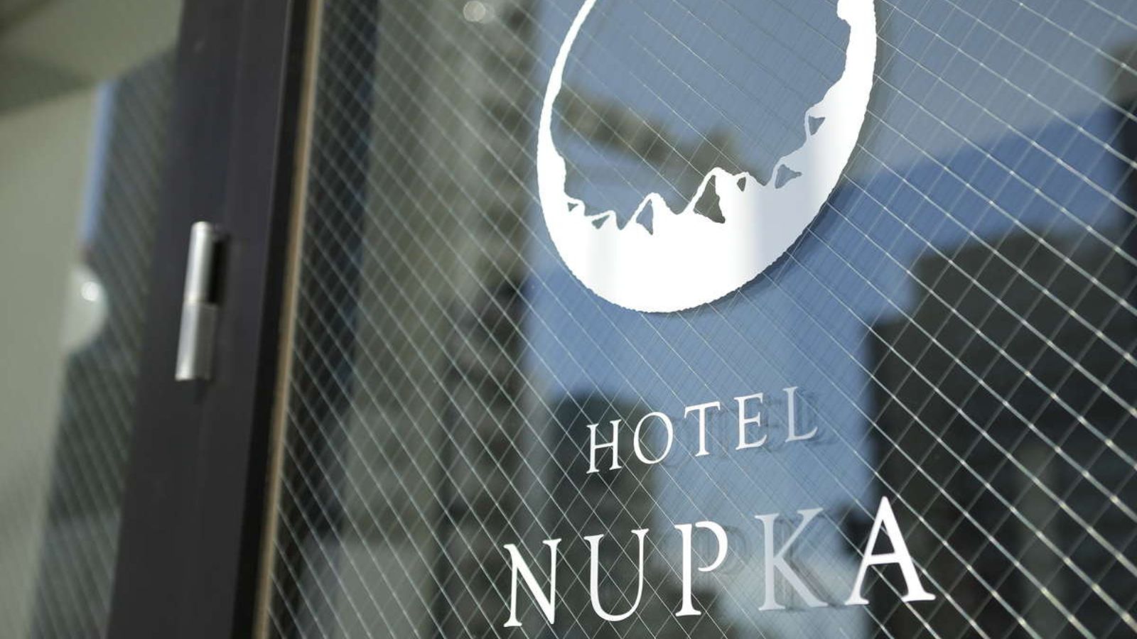 ヌプカは、アイヌ語で「原野」の意味。ホテルのロゴは日高山脈と十勝平野をモチーフにしています。
