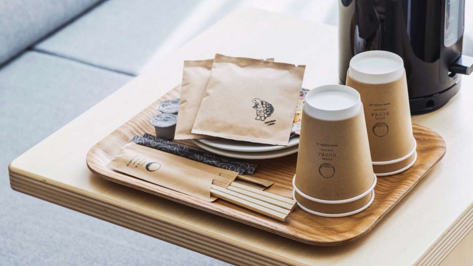 お部屋にはコーヒーのドリップバッグとケトルを設置しています。