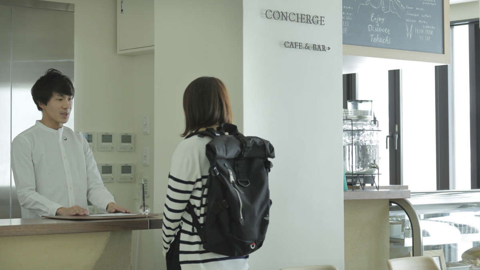 カフェ＆BARに隣接するホテルフロントでチェックイン。