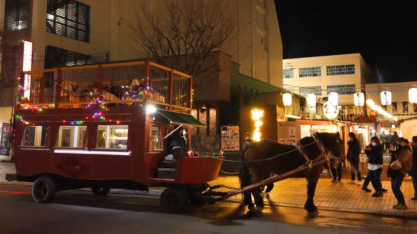馬車で、夜の市街地を巡る「馬車BAR」。ホテルヌプカ前発着、約50分の旅をゆっくりとお楽しみください