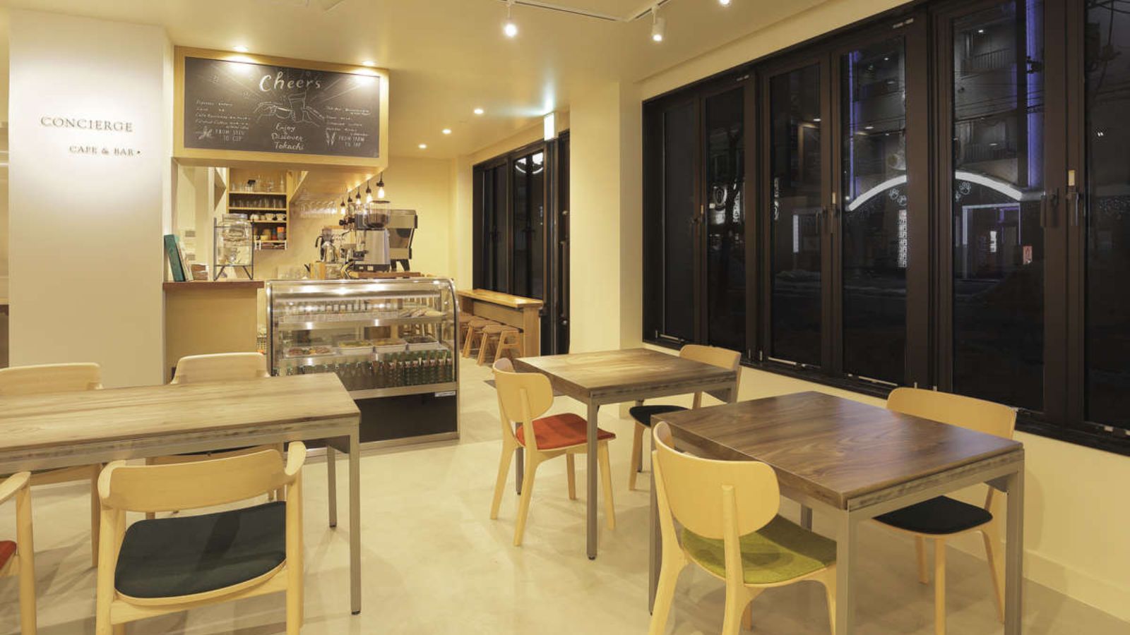 1Fのカフェ/バーにて、十勝大麦100%のオリジナルクラフトビールをお楽しみいただけます。