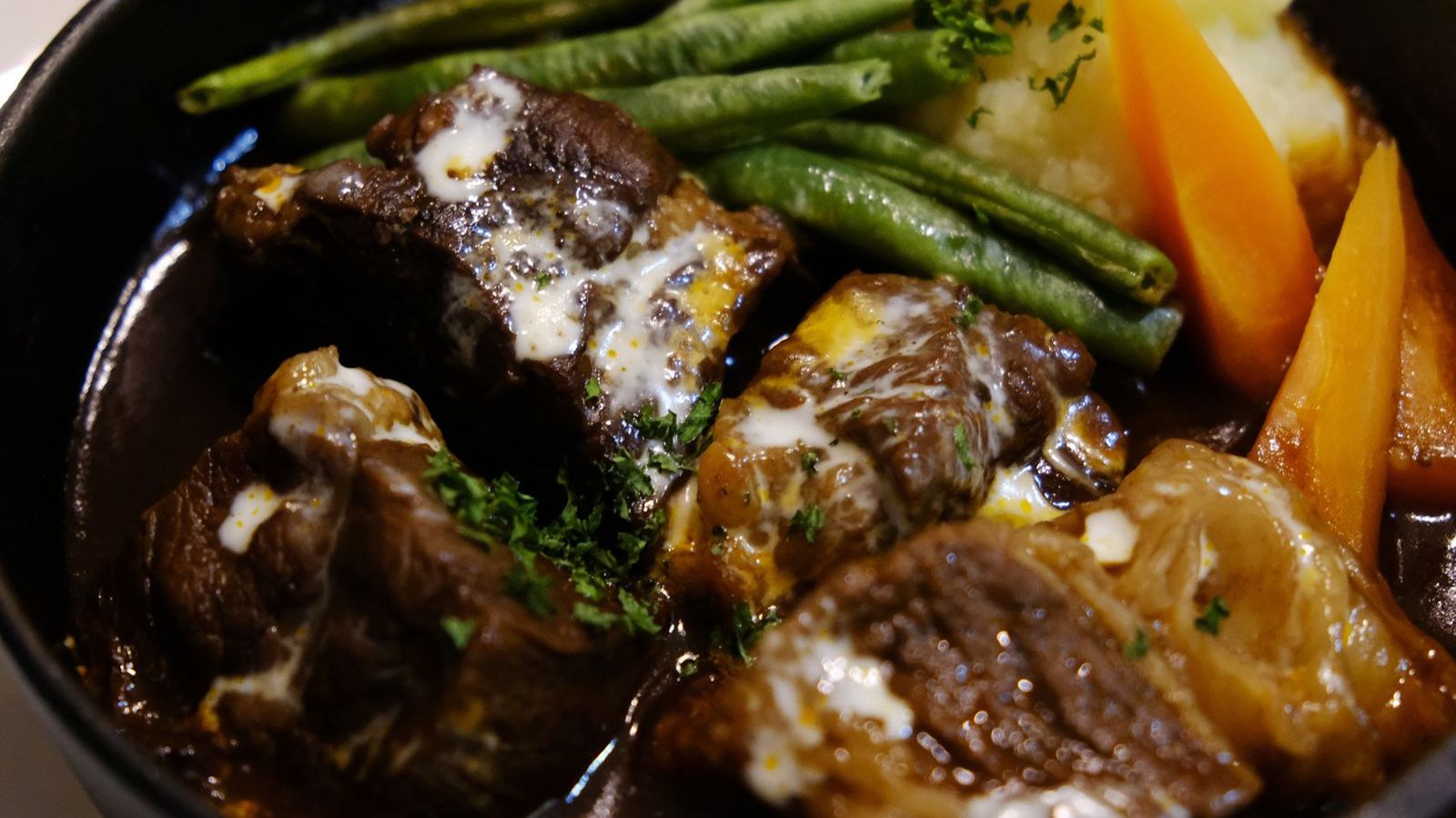 美味しい食材・お酒とともに、十勝の話で毎晩盛り上がる場所です。