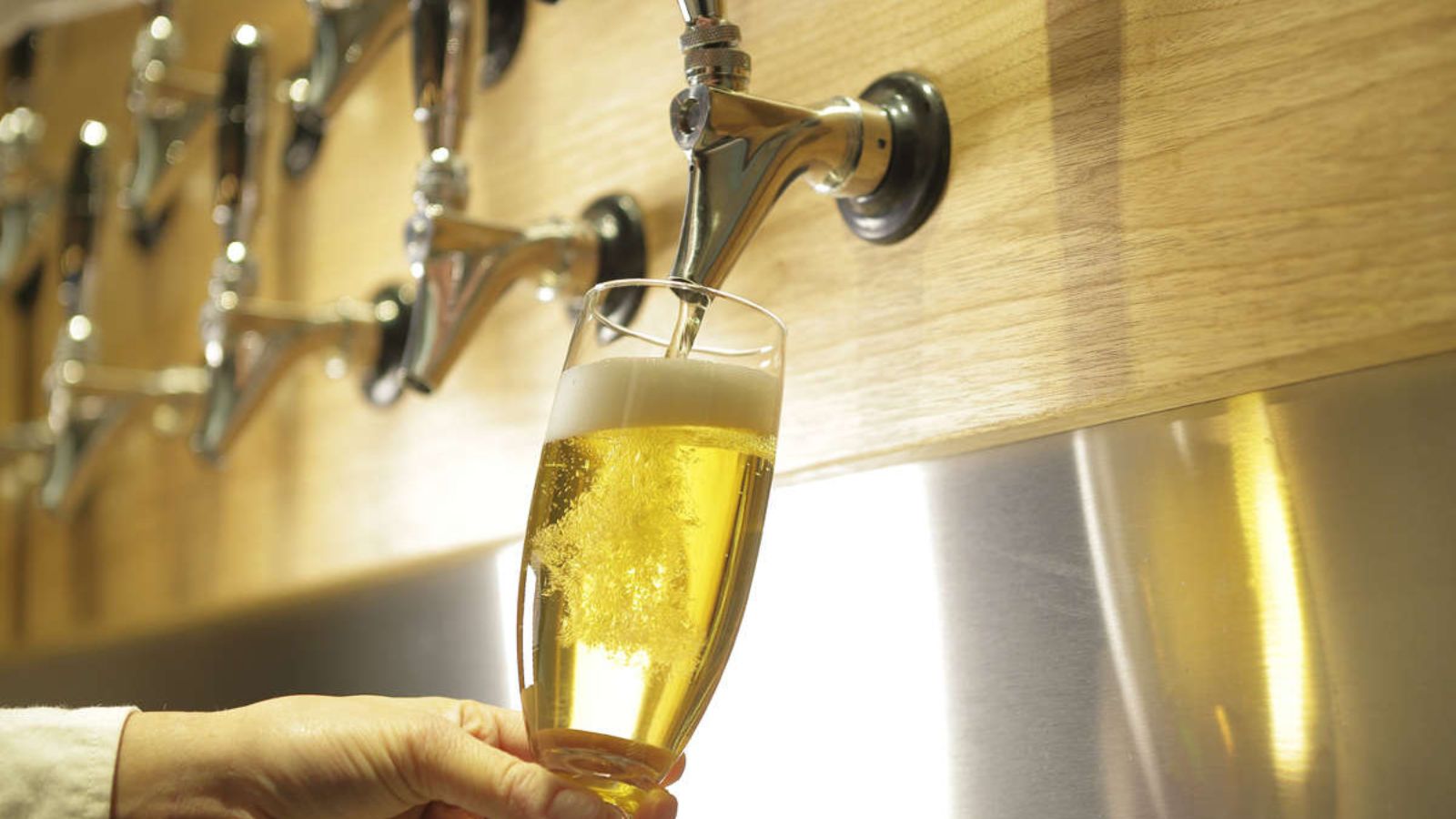 １階のカフェ＆バーではオリジナルの「旅のはじまりのビール」や全国各地のクラフトビールを生で飲めます♪