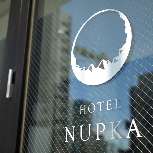 ヌプカは、アイヌ語で「原野」の意味。ホテルのロゴは日高山脈と十勝平野をモチーフにしています。