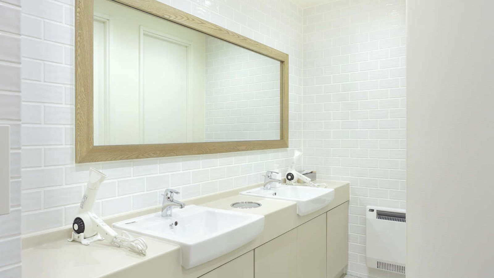 ドミトリータイプにご宿泊のゲスト専用の共用シャワーとトイレがございます(男女別)。