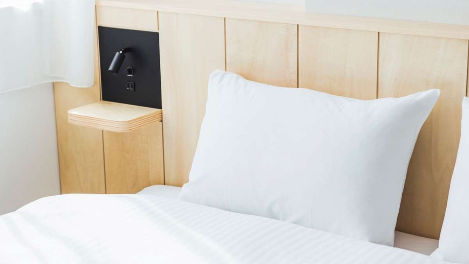 枕元には電源とライトが設置されています。