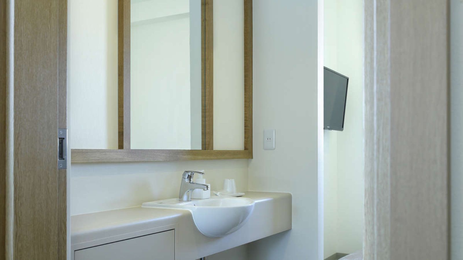 シングルルーム内の洗面設備、コンパクトですが清潔にご利用いただけます。