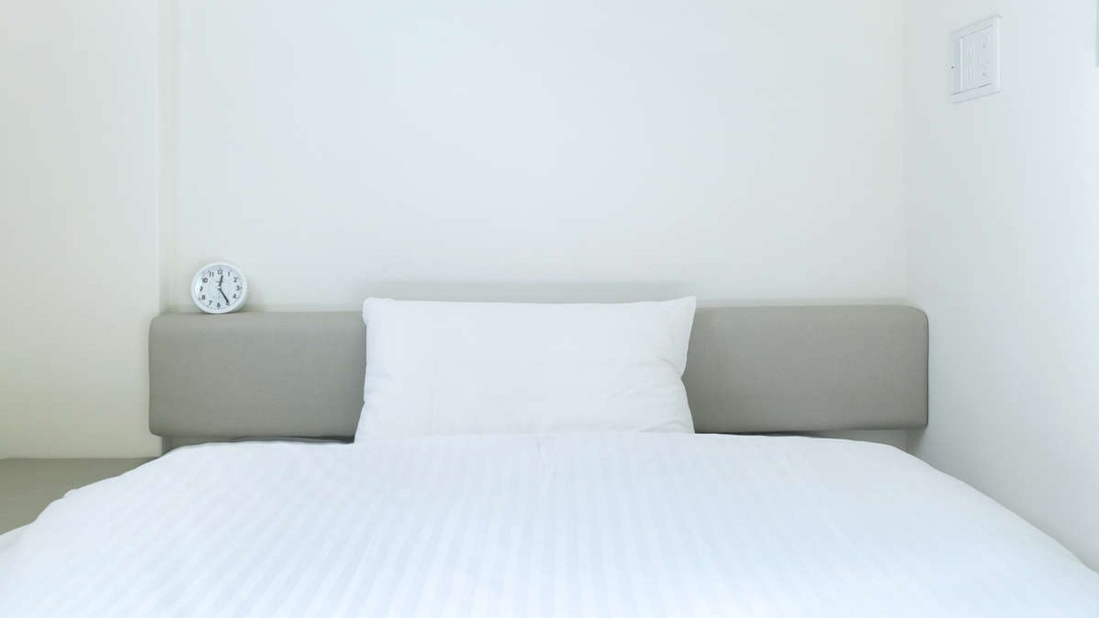 コンパクトながら、ベッド幅はゆったり130cmのシングルルーム。専用シャワー/トイレ付き。