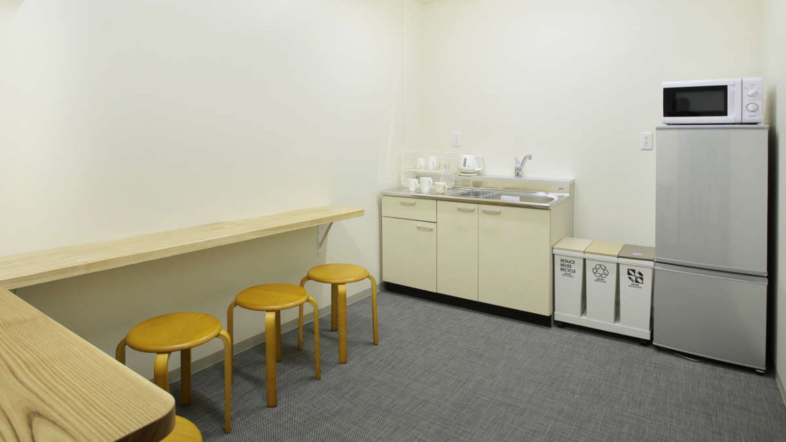 建物5Fには宿泊者専用のラウンジがあります。冷蔵庫、キッチンなどをご利用いただけます。