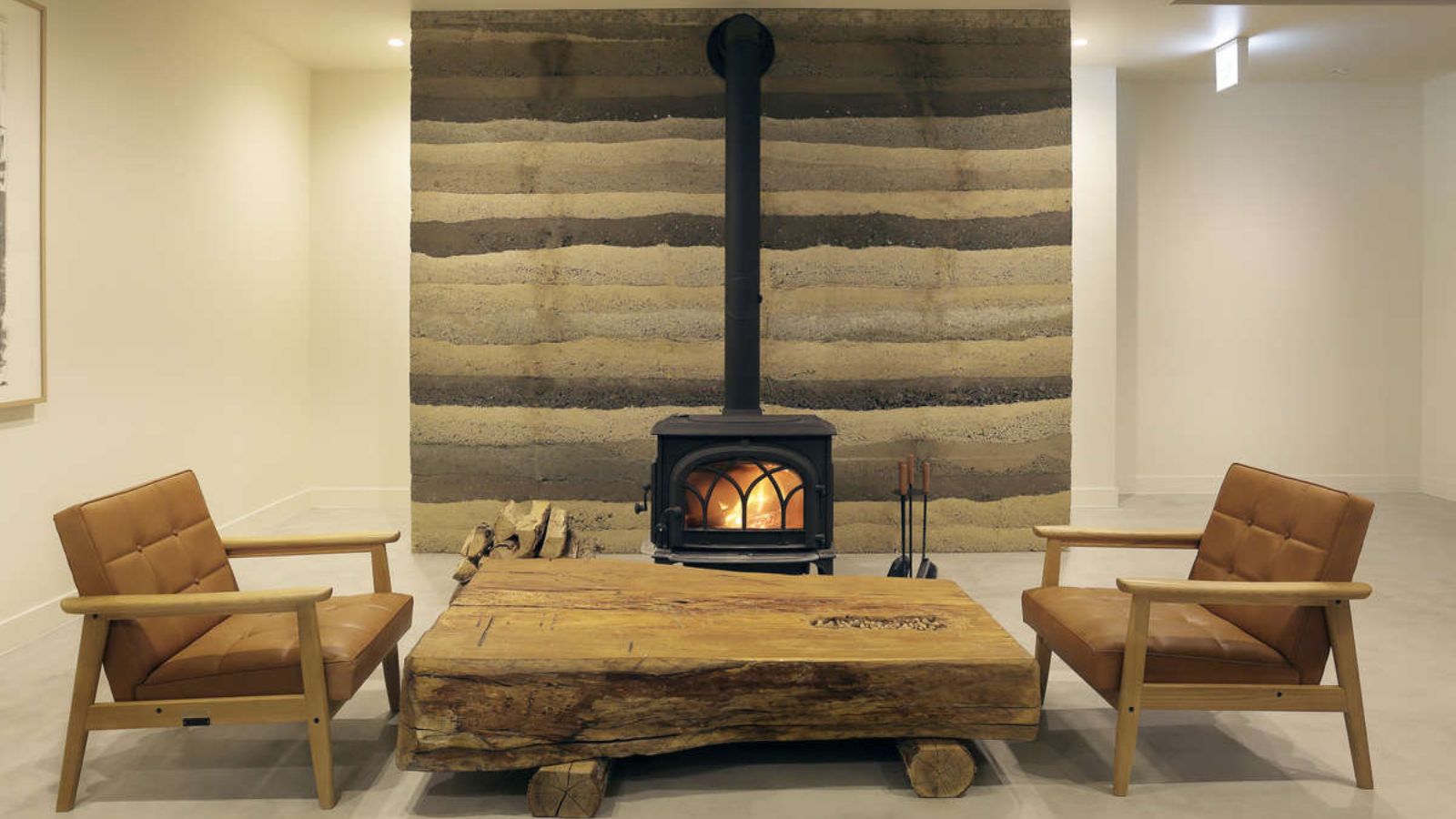 1Fラウンジ薪ストーブは、やさしい炎の暖かさでゲストをお迎えします。