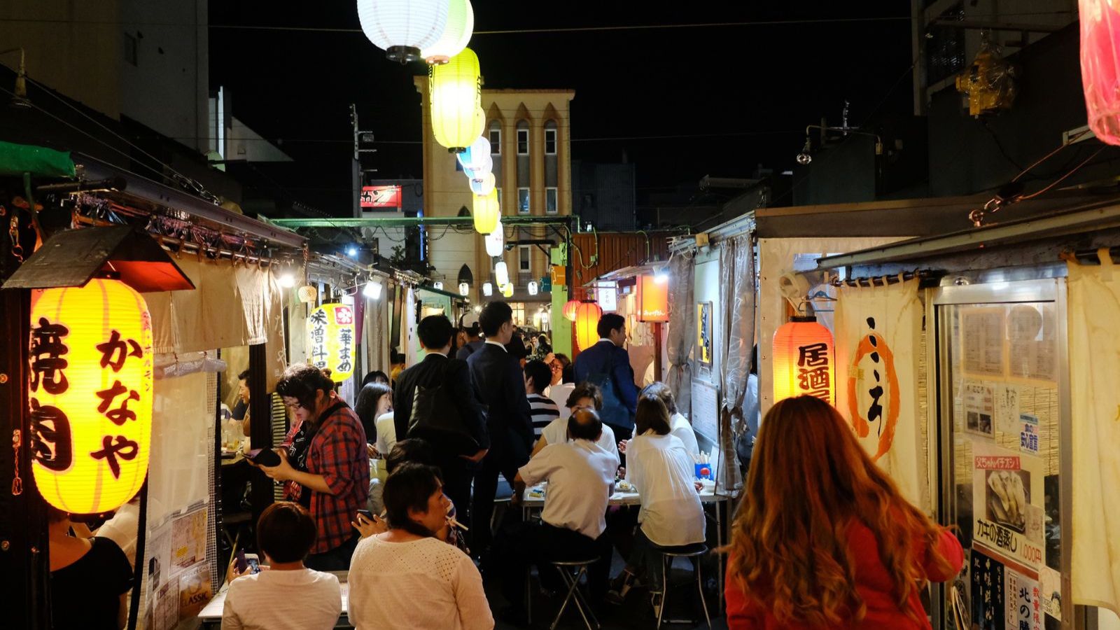 「今日はどこに入ろう」と見て回るのも楽しい北の屋台。