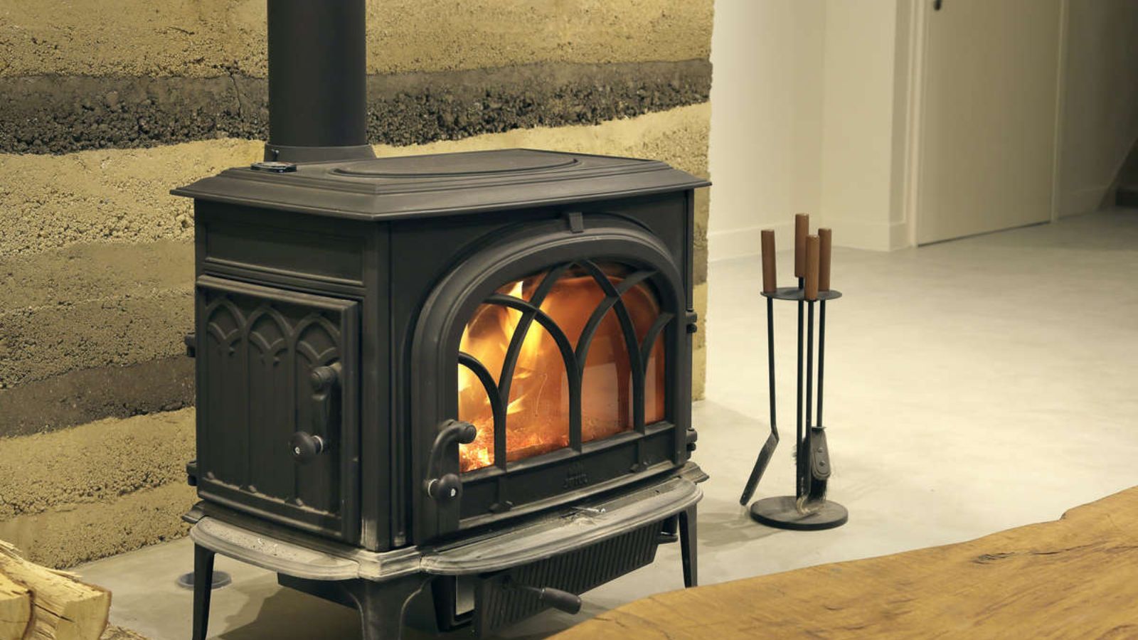 1Fラウンジの薪ストーブ。冬でも暖かい炎で豊かな時間をお楽しみいただけます。