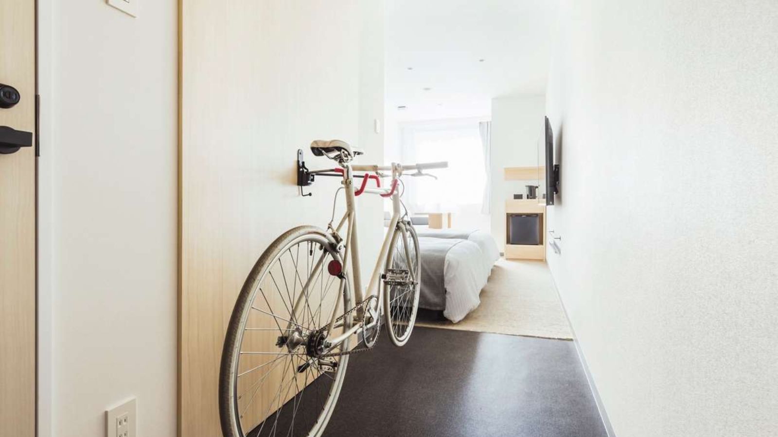 ツインタイプのお部屋では自転車を保管する為のラックを設置しています。