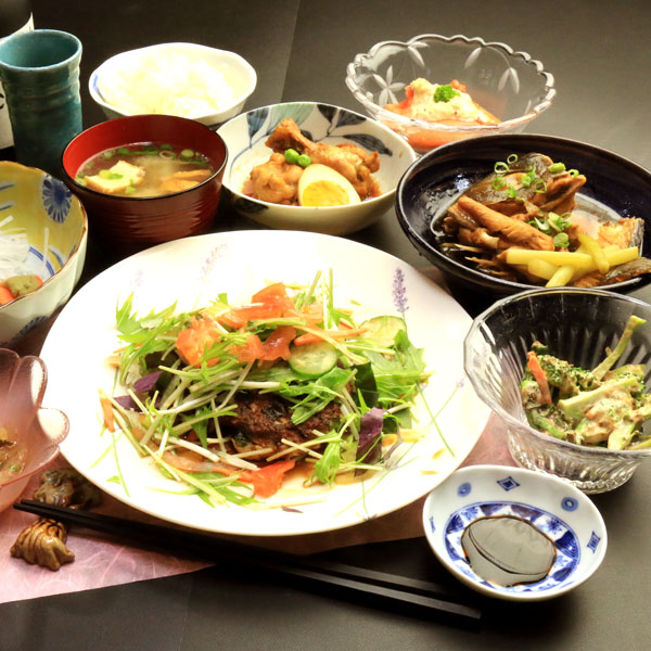 【夕食の一例】島料理とお酒で楽しい夕食のひとときをお過ごしください。