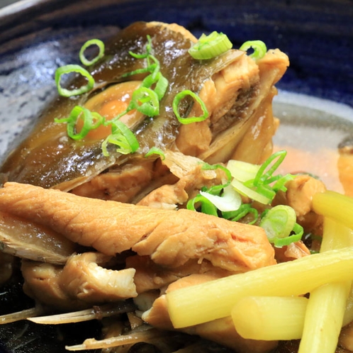 【夕食】かあちゃんのほっこり島料理逸品一例《カンパチのアラ炊き》
