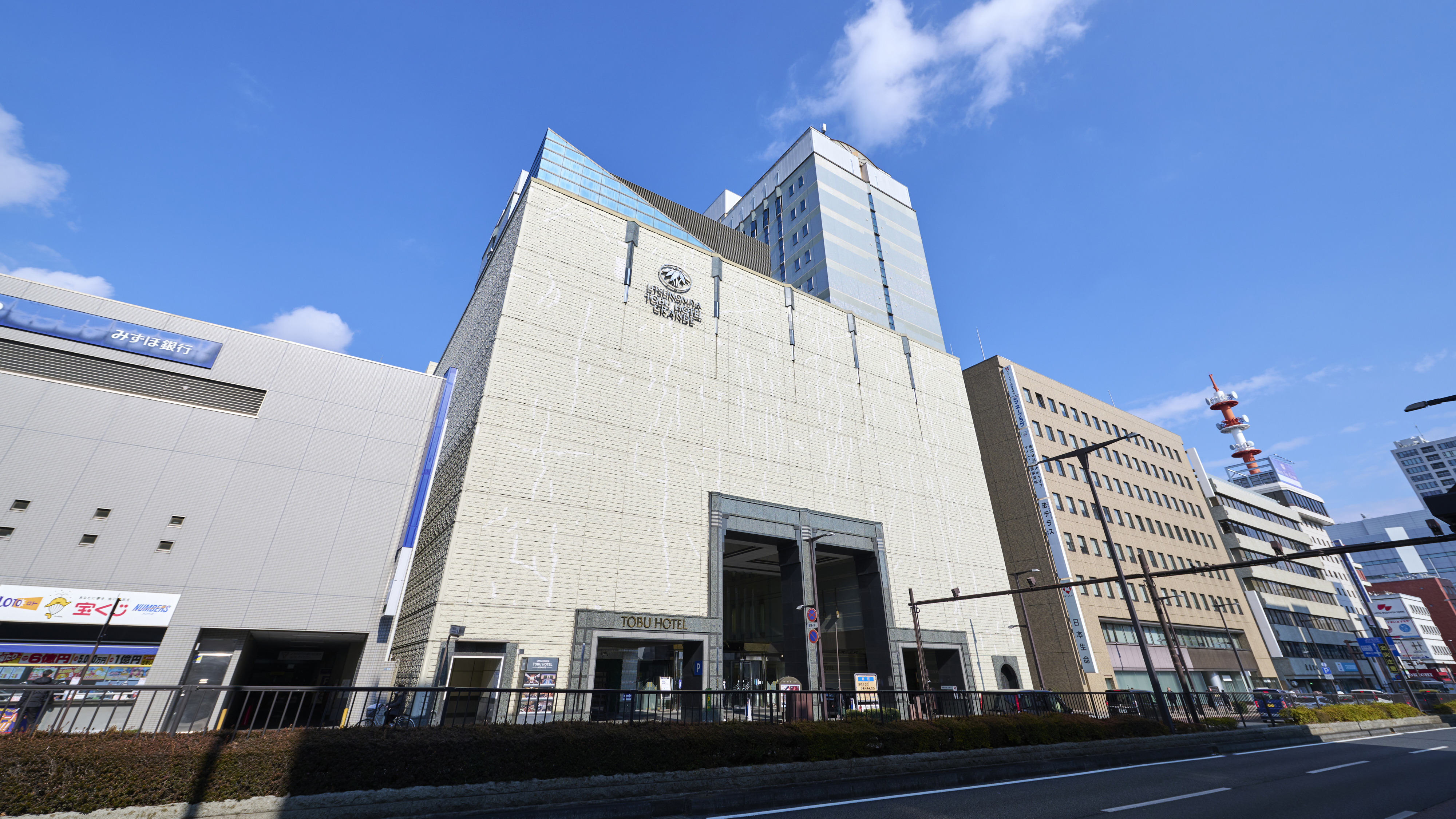 ホテル外観(昼)