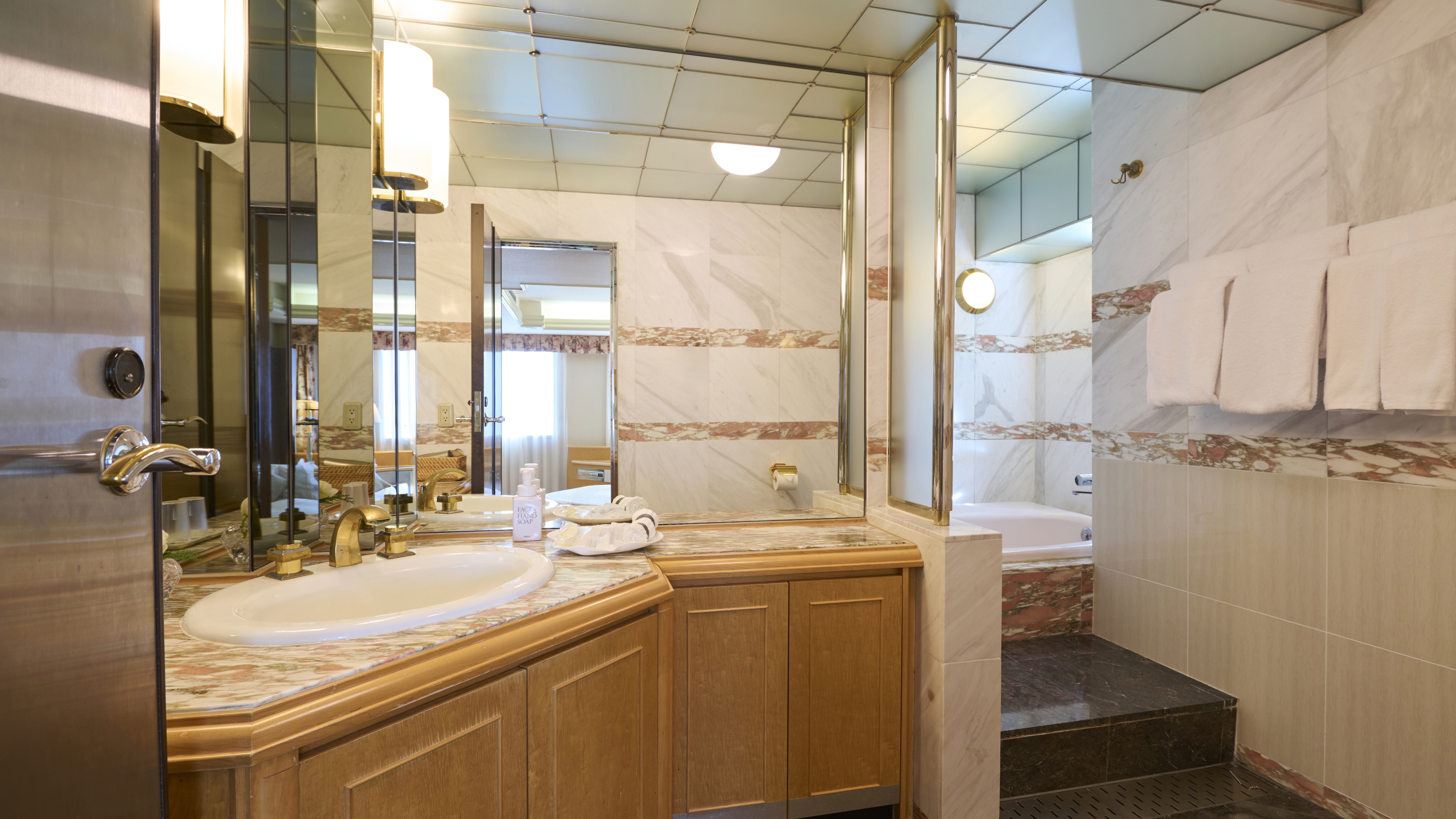 ローズスイート（バスルーム）／48㎡【最上階】