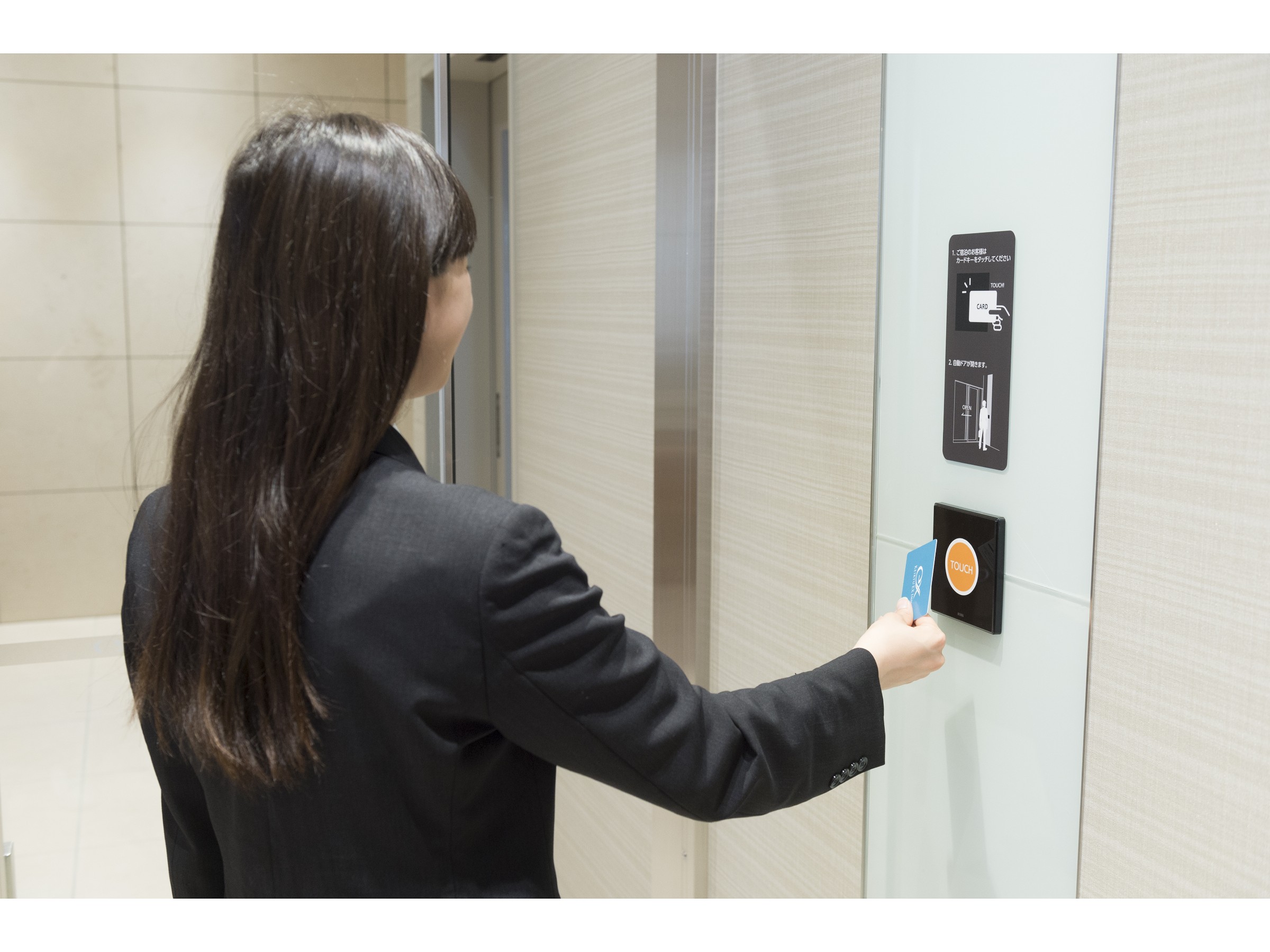 【3F客室エレベーターホール　セキュリティ】ルームキーにて解錠し客室用エレベーターホールに入れます。