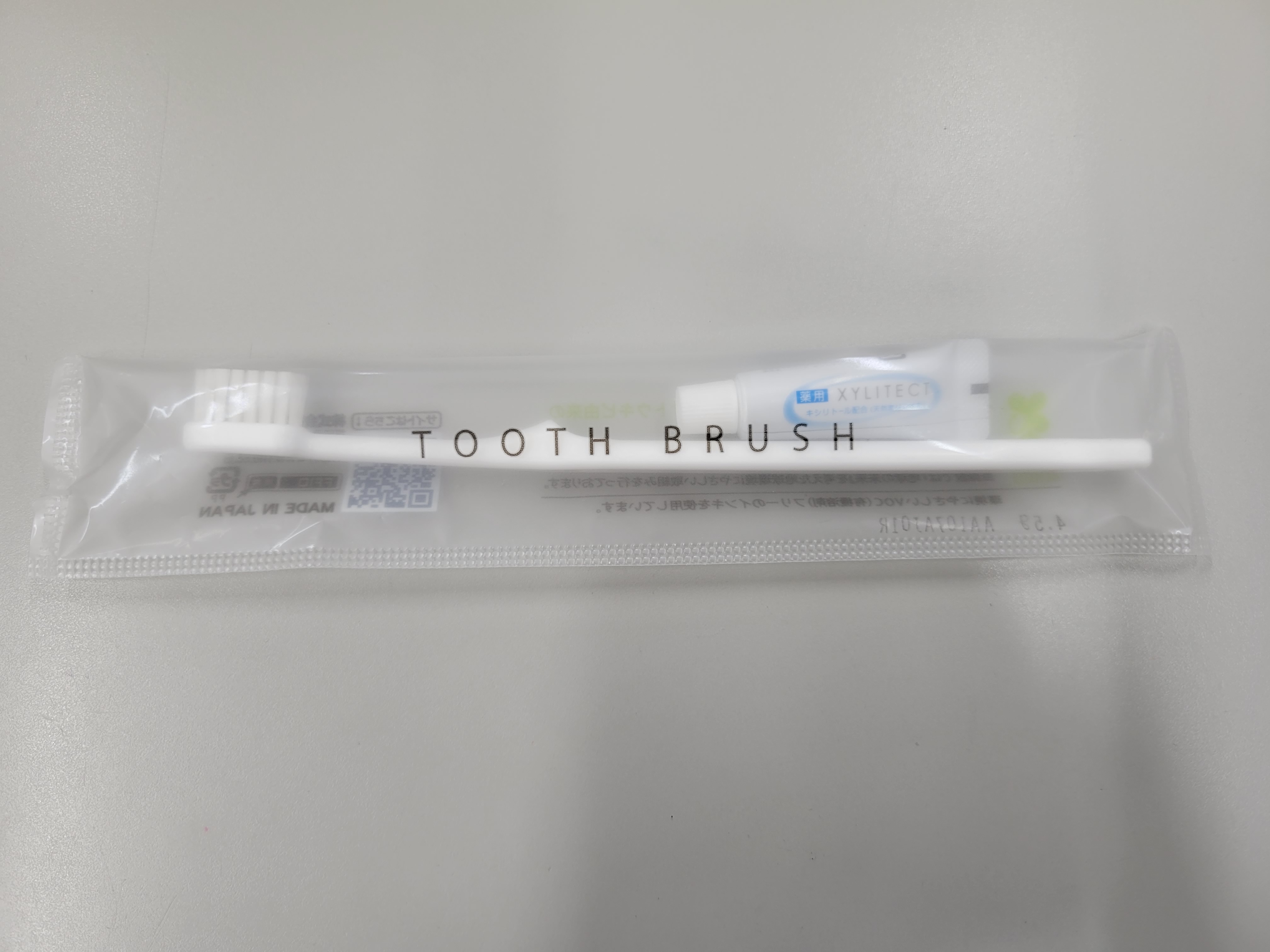 【歯ブラシと歯磨き粉】歯磨き粉はキシリトールを使用。3階アメニティバイキングにご用意。