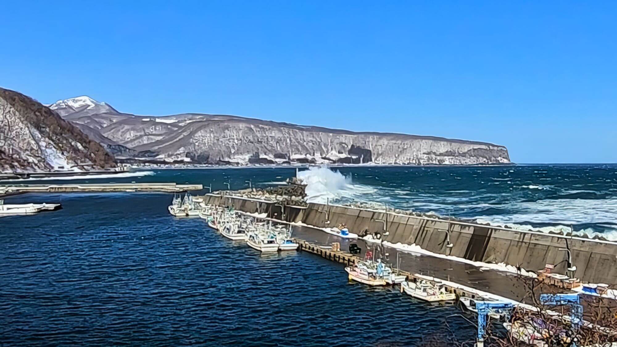 【椴椴法華（とどほっけ）漁港】冬の荒波と真っ白な飛沫。厳しい寒さに耐え春を待つ港は北国特有の美しさ。