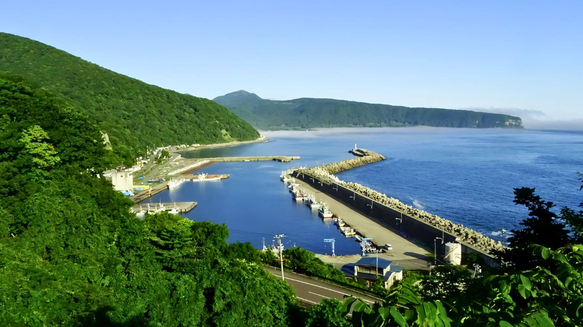 【椴法華（とどほっけ）漁港】夏の青い海と白い波しぶき。ドライブの立ち寄りに。