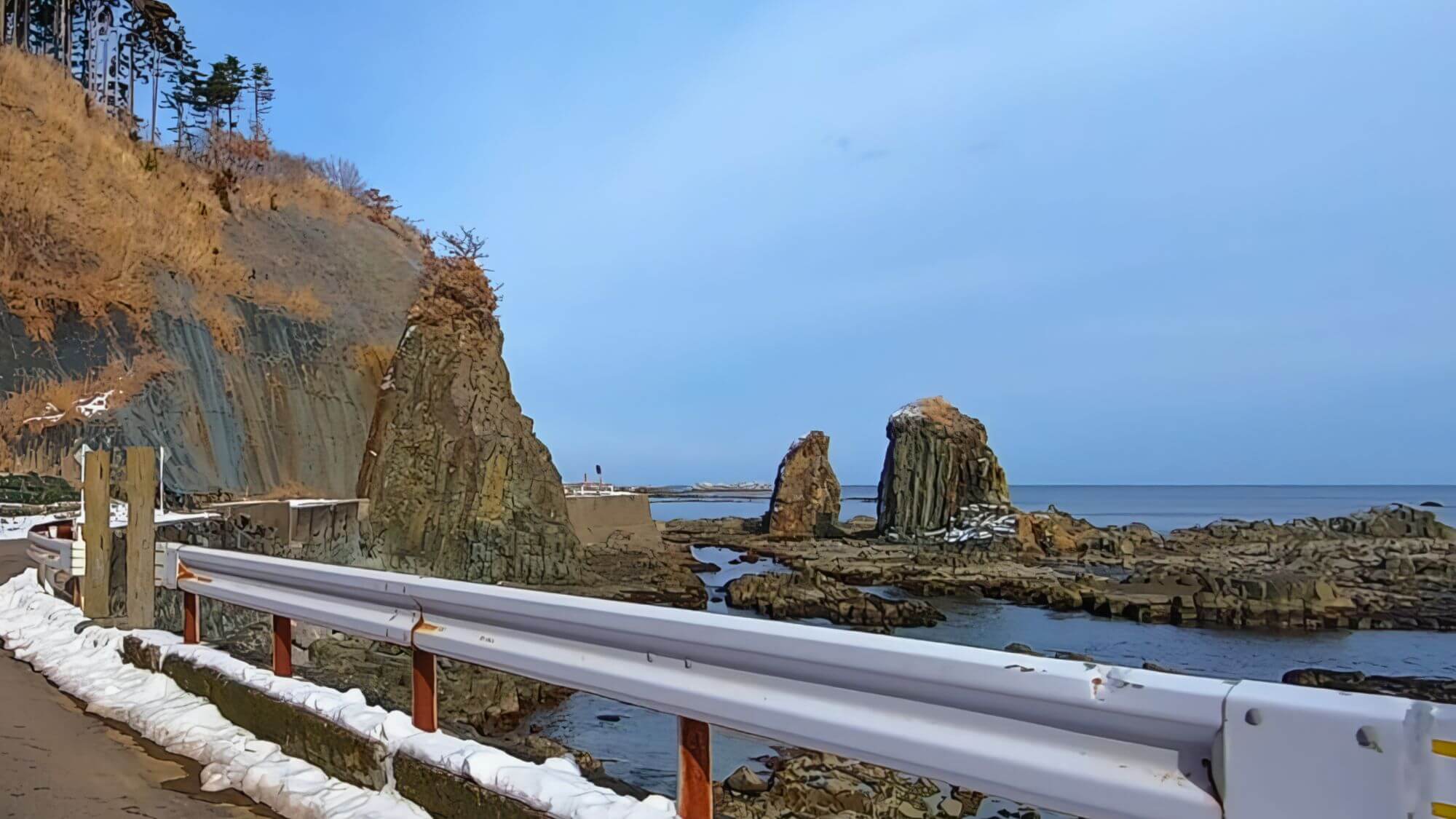 【サンタロナカセ岩】恵山岬のすぐそばに佇む伝説の地。夕日に照らされる岩肌が、旅情を一層引き立てます。