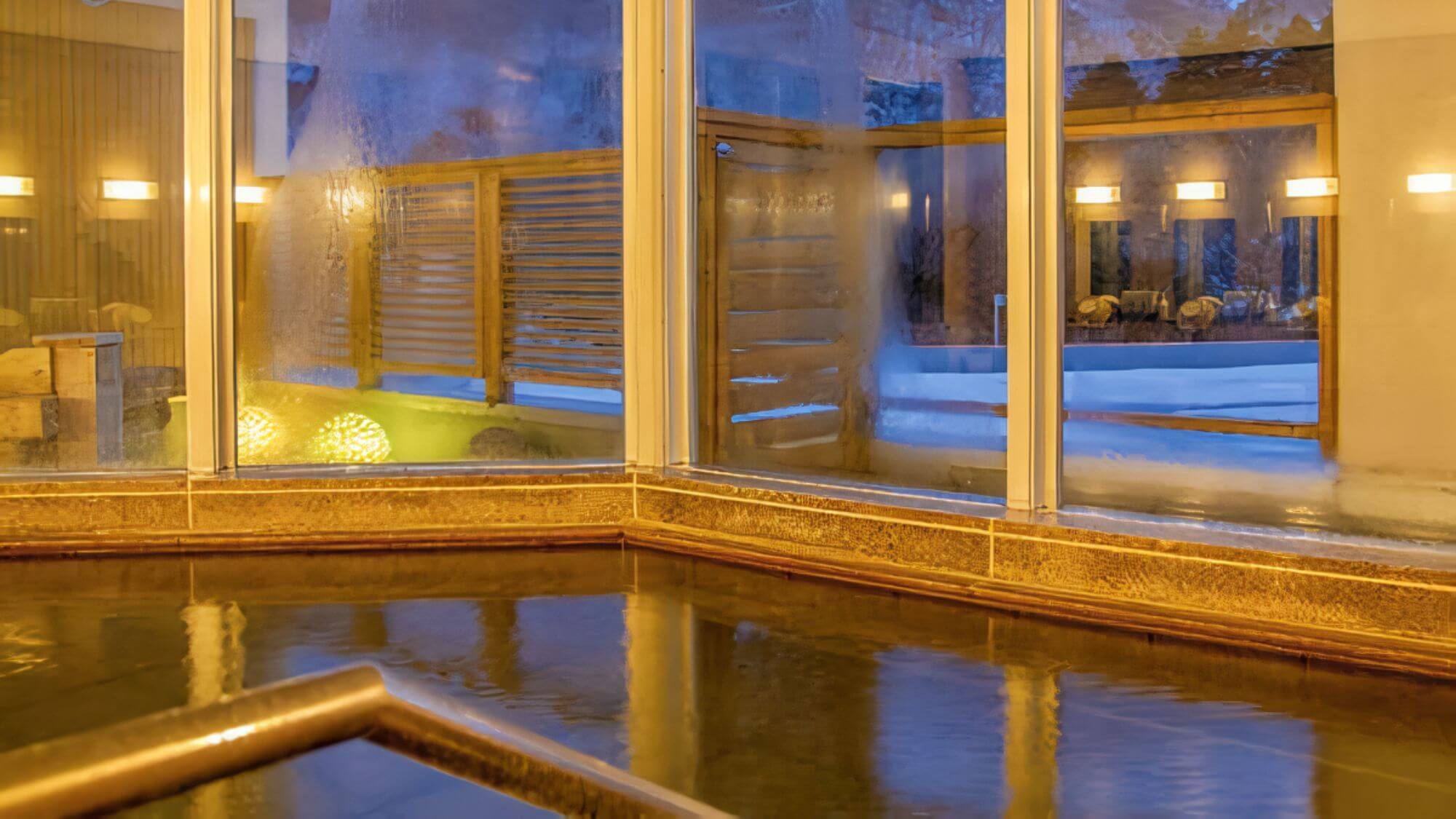 【3F宿泊者専用風呂】夜の景色も幻想的！旅の疲れを癒してくれます。