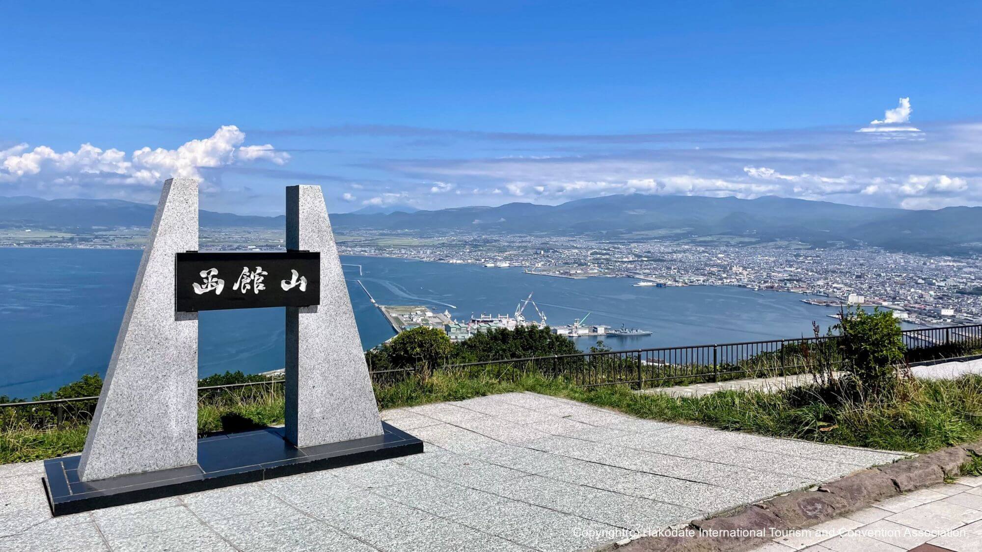 【函館山山頂展望台】函館市と近郊を一望できる展望台。風が強いため、冬以外でも防寒は万全に