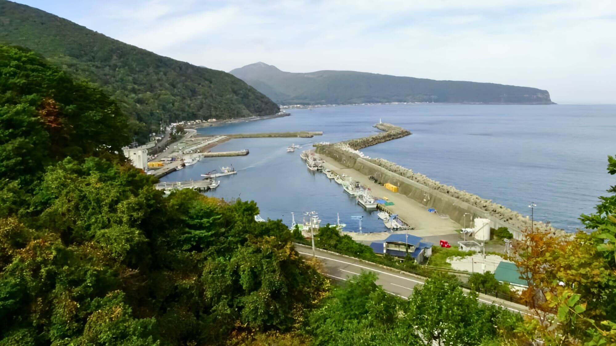 【椴椴法華（とどほっけ）漁港】雪解けの海に響く船の音。春の訪れと共に次々と水揚げされる活気ある朝を。