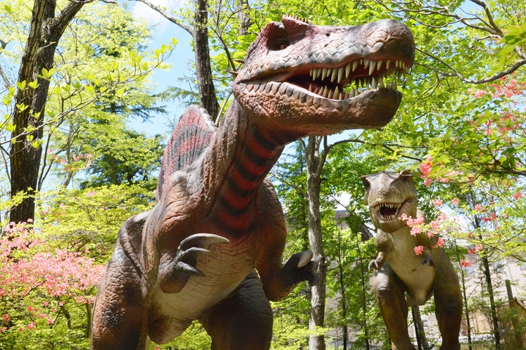 カメラの前でポーズをとる恐竜