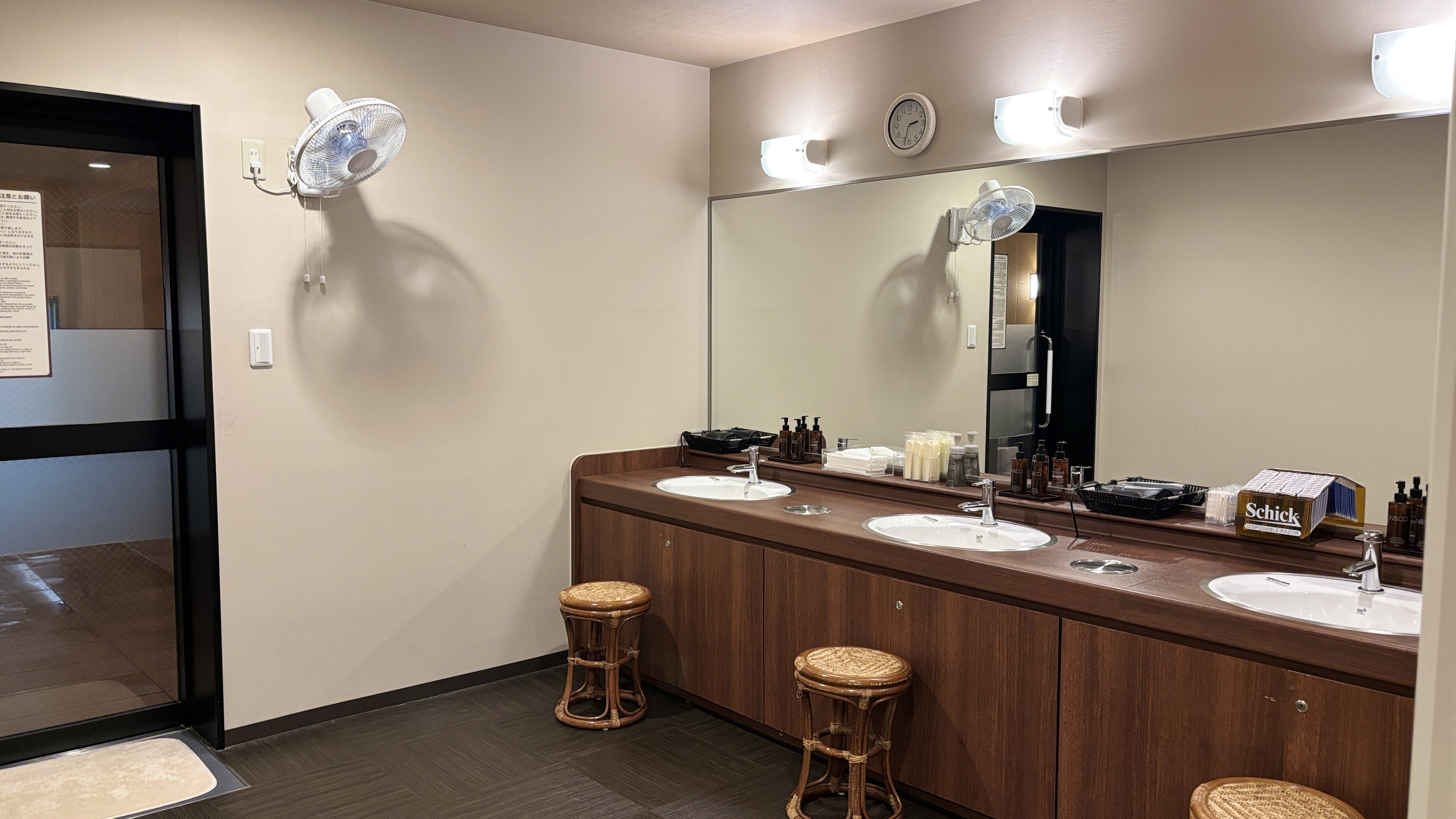 ・男性大浴場　「洗面台スペース」