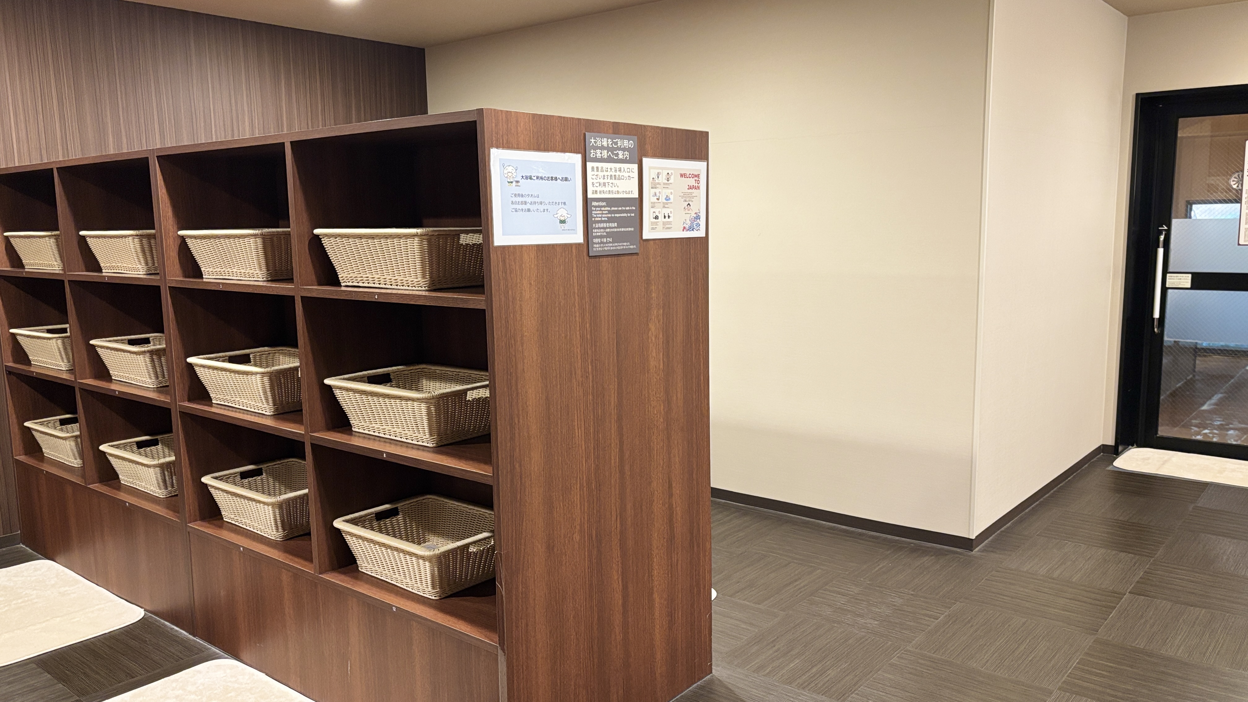 ・男性大浴場　「脱衣所」