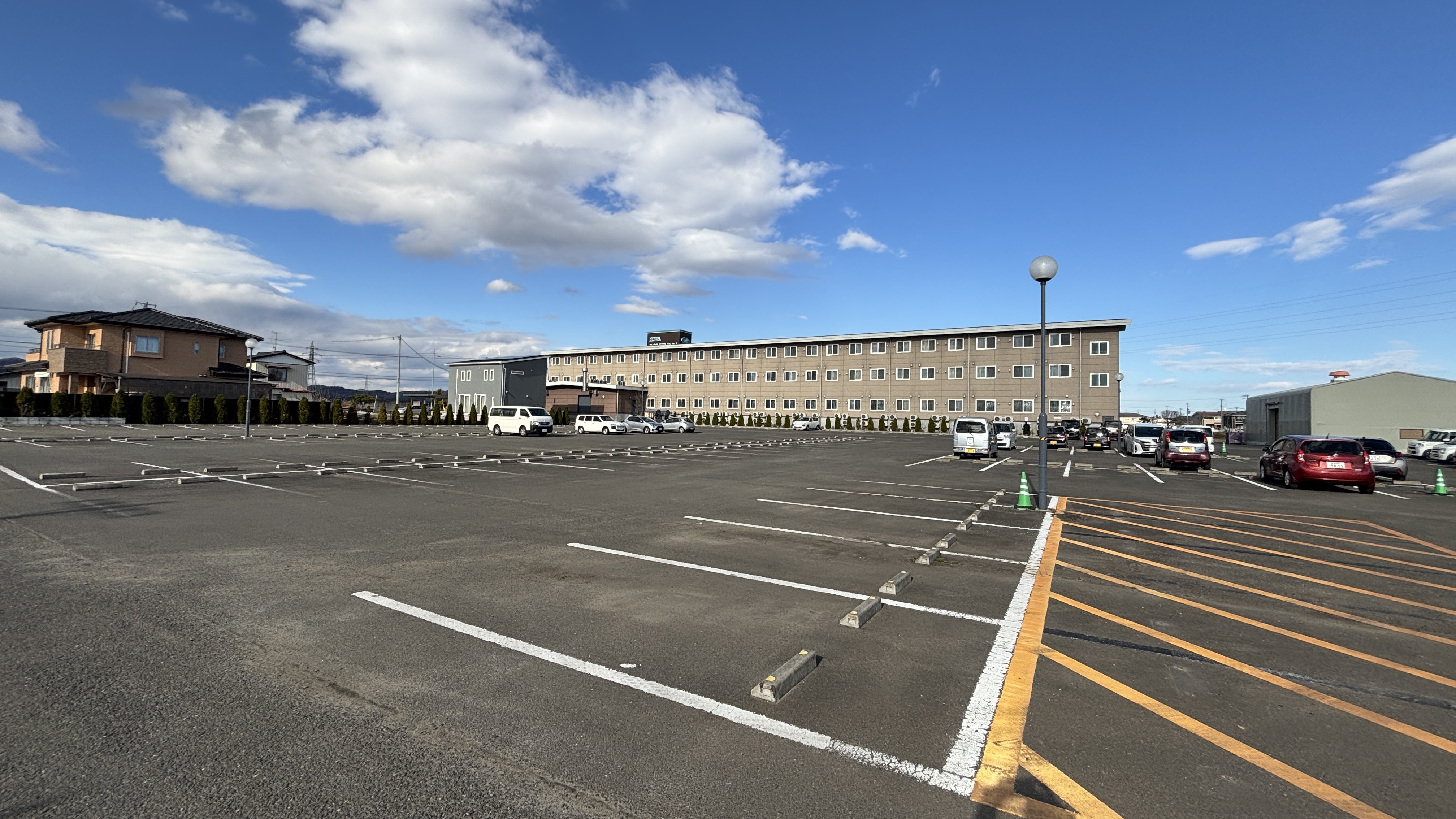 ・無料平面駐車場